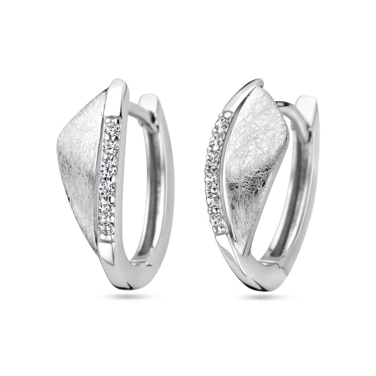 Gerhodineerd 925 zilveren klapoorringen uitgevoerd met zirkonia. De klapoorringen hebben een afmeting van 15.5x5.5mm.