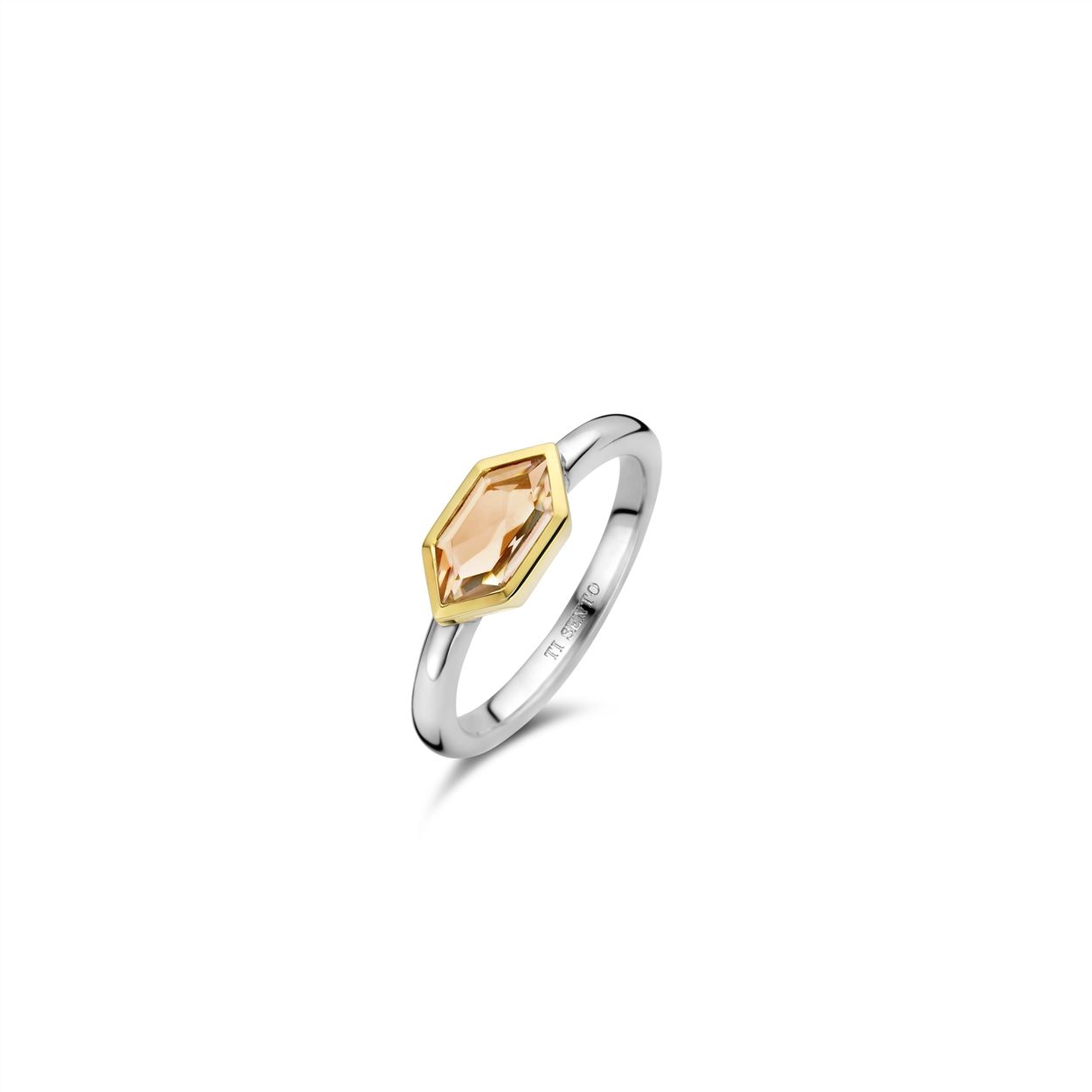 Deze TI SENTO vergulde ring 12312NU pronkt met een betoverende nude roze steen omarmd door een slanke geometrische zetting, die een harmonieuze balans van eigentijdse flair en tijdloze schoonheid uitstraalt. De perfecte mix van een modern geometrisch design en zachte, vrouwelijke elegantie. De ring is volledig vervaardigd uit premium 925 sterling zilver en geplateerd met geelgoud voor een stijlvol en warm accent. Of je hem nu solo draagt als statement of met andere ringen combineert voor een trendy stapellook; deze ring met nude roze steen verbetert moeiteloos elk ensemble met haar ingetogen elegantie. Al onze ringen zijn nikkelvrij en hypoallergeen.