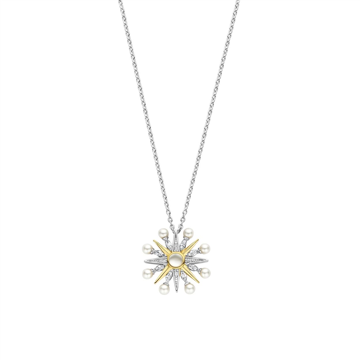 Deze TI SENTO vergulde ketting met ster 34033YP combineert glanzende parels, een schitterend pavé, stralend geelgoud en prachtig parelmoer. Het pronkstuk van deze ketting bestaat uit een betoverende ster die met zorg is ontworpen en vervaardigd. De ster is versierd met glanzende parels die tijdloos charmant zijn en het parelmoer creëert een betoverend accent dat je doet denken aan de hemel in de nacht. De geelgouden plating en het schitterende pavé van cubic zirconia geven het sieraad een bijzondere en luxueuze uitstraling. De ketting is volledig uitgevoerd in premium 925 sterling zilver en verguld met geelgoud voor een stijlvol en warm accent. Laat de ketting je hals sieren en steel de show met haar sterrengloed en tijdloze elegantie. Of je het nu solo draagt of in laagjes met andere kettingen, dit sieraad voegt een vleugje hemelse charme toe aan elk ensemble. Al onze colliers zijn nikkelvrij en hypoallergeen.

Het collier heeft een standaardlengte van 38 cm en heeft een verlengstuk van 10 cm. Hierdoor kan je het collier op 5 verschillende lengtematen dragen, op 38 cm, 40 cm, 42 cm, 45 cm en 48 cm.