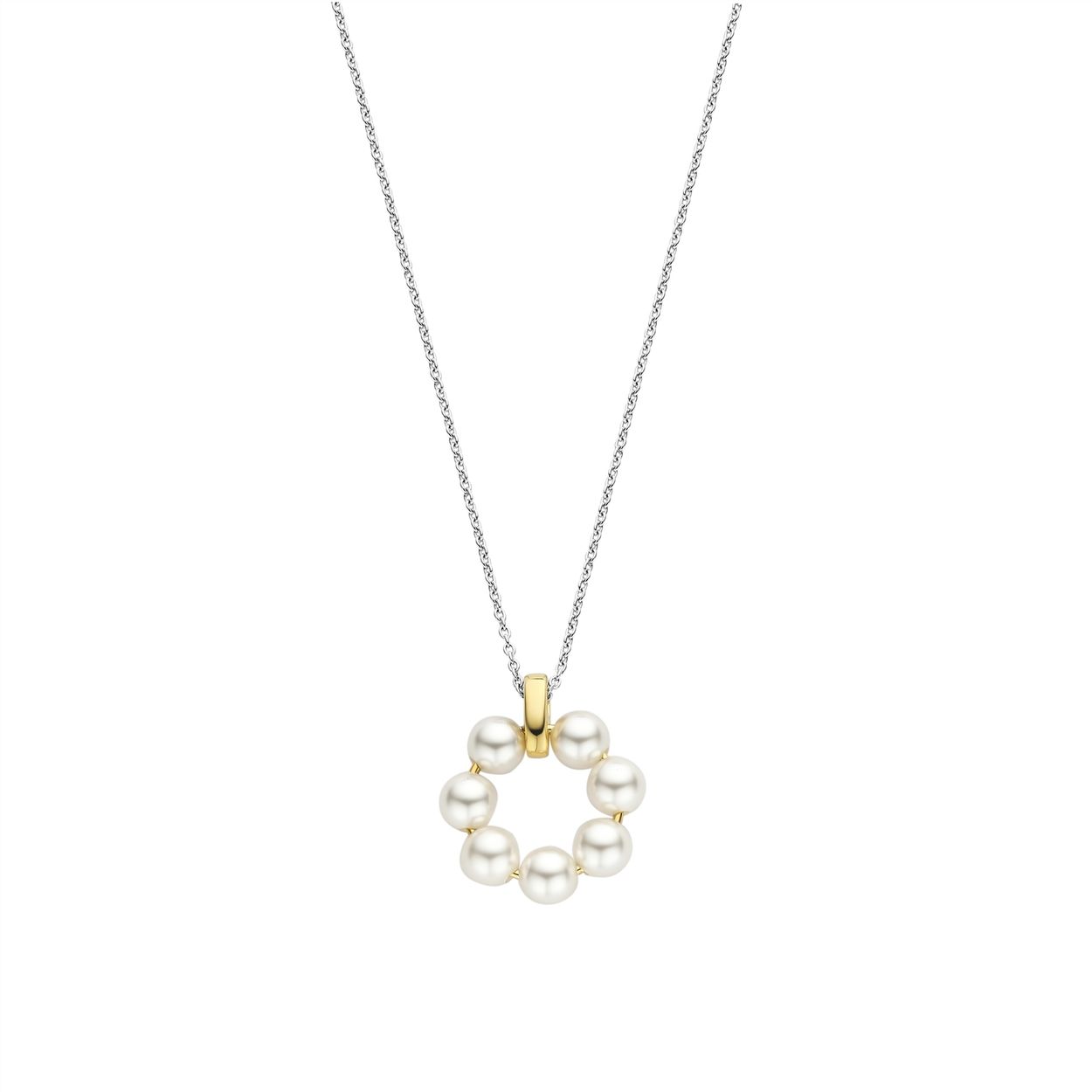 Deze TI SENTO vergulde parelketting 34036YP pronkt met een cirkel van glanzende witte parels en een geel vergulde zetting. Elke parel, zorgvuldig geselecteerd op haar onberispelijke oppervlak en iriserende glans, symboliseert een bloemblaadje, het symbool van pure vrouwelijkheid. De hanger is gemaakt van premium 925 sterling zilver en vervolgens verguld met geelgoud voor een stijlvol en warm accent. De hanger van de parelbloem hangt sierlijk aan een delicate ketting, waardoor de schoonheid van het design in het middelpunt staat. Tijdloze parels in een modern klassiek ontwerp stralen ingetogen luxe uit. Voeg een vleugje elegantie toe aan je look met deze eyecatcher. Al onze colliers zijn nikkelvrij en hypoallergeen.