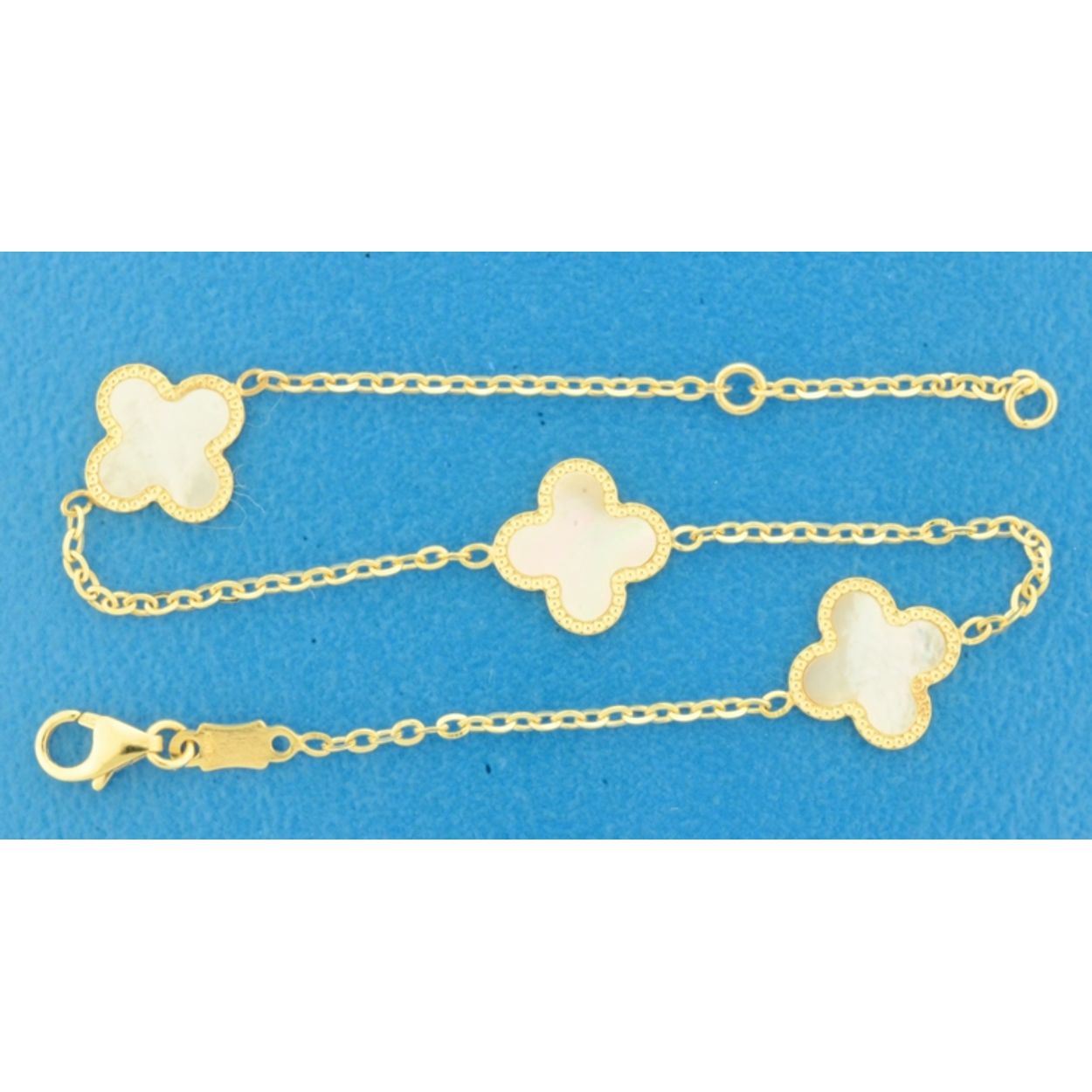 14k Geelgouden armband uitgevoerd met klavertjes 4 met parelmoer. De draaglengtes zijn 16 en 18cm. De klavertjes hebben een afmeting van 10x10mm. De schakelbreedte is 1,5mm. Uitgevoerd met een karabijnsluiting.