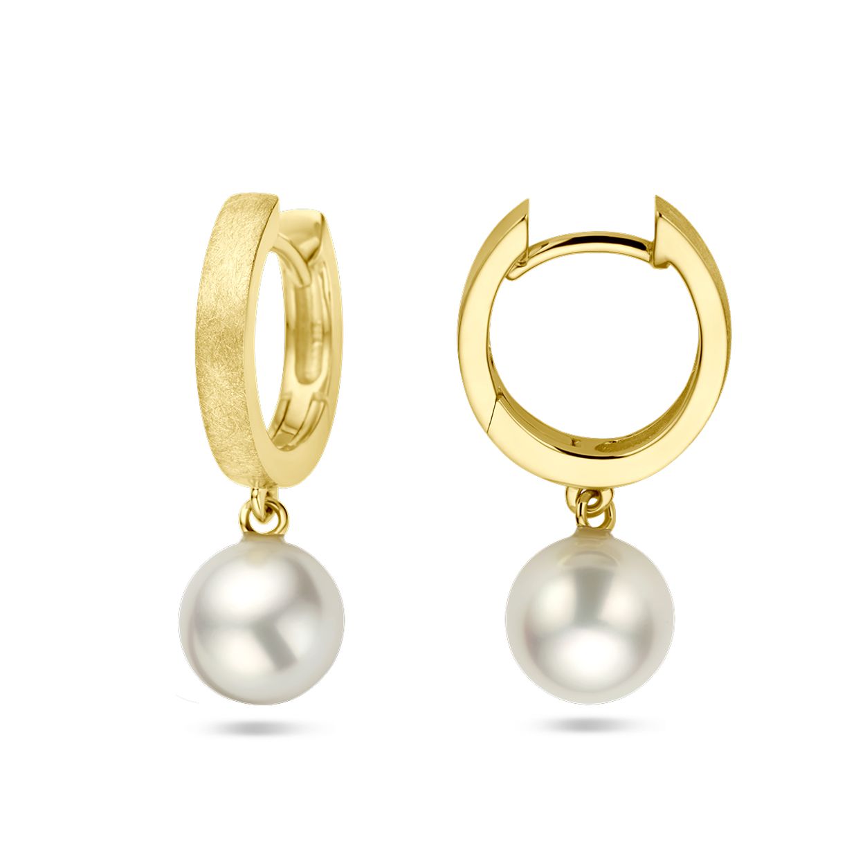 14k Geelgouden parel klapoorringen. De klapoorringen hebben een afmeting van 13.5 x 2.5mm. De parel heeft een diameter van 7.5mm.