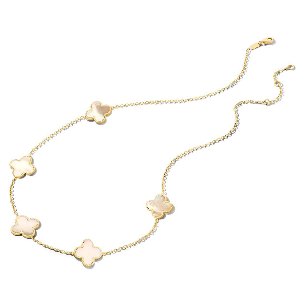 14k Geelgouden collier uitgevoerd met klavertjes 4 met parelmoer. De draaglengtes zijn 42, 44 en 46cm. De klavertjes hebben een afmeting van 19x15mm. De schakelbreedte is 1,5mm. Uitgevoerd met een karabijnsluiting.