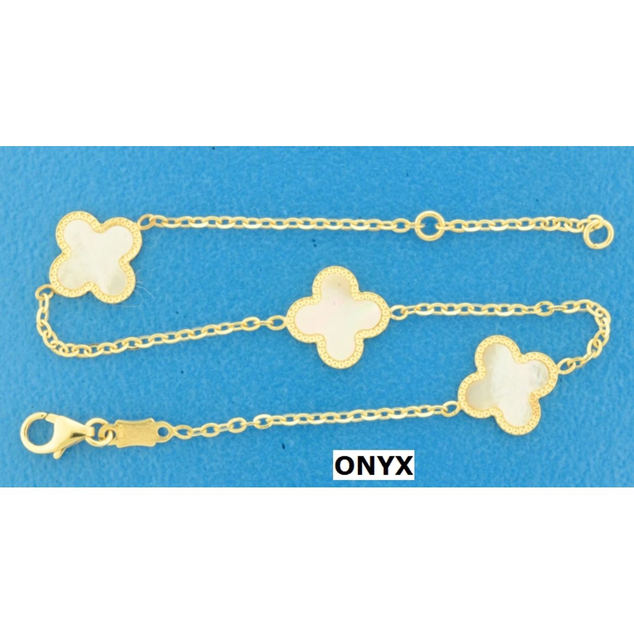 14k Geelgouden armband uitgevoerd met klavertjes 4 met onyx. De draaglengtes zijn 16 en 18cm. De klavertjes hebben een afmeting van 10x10mm. De schakelbreedte is 1,5mm. Uitgevoerd met een karabijnsluiting.