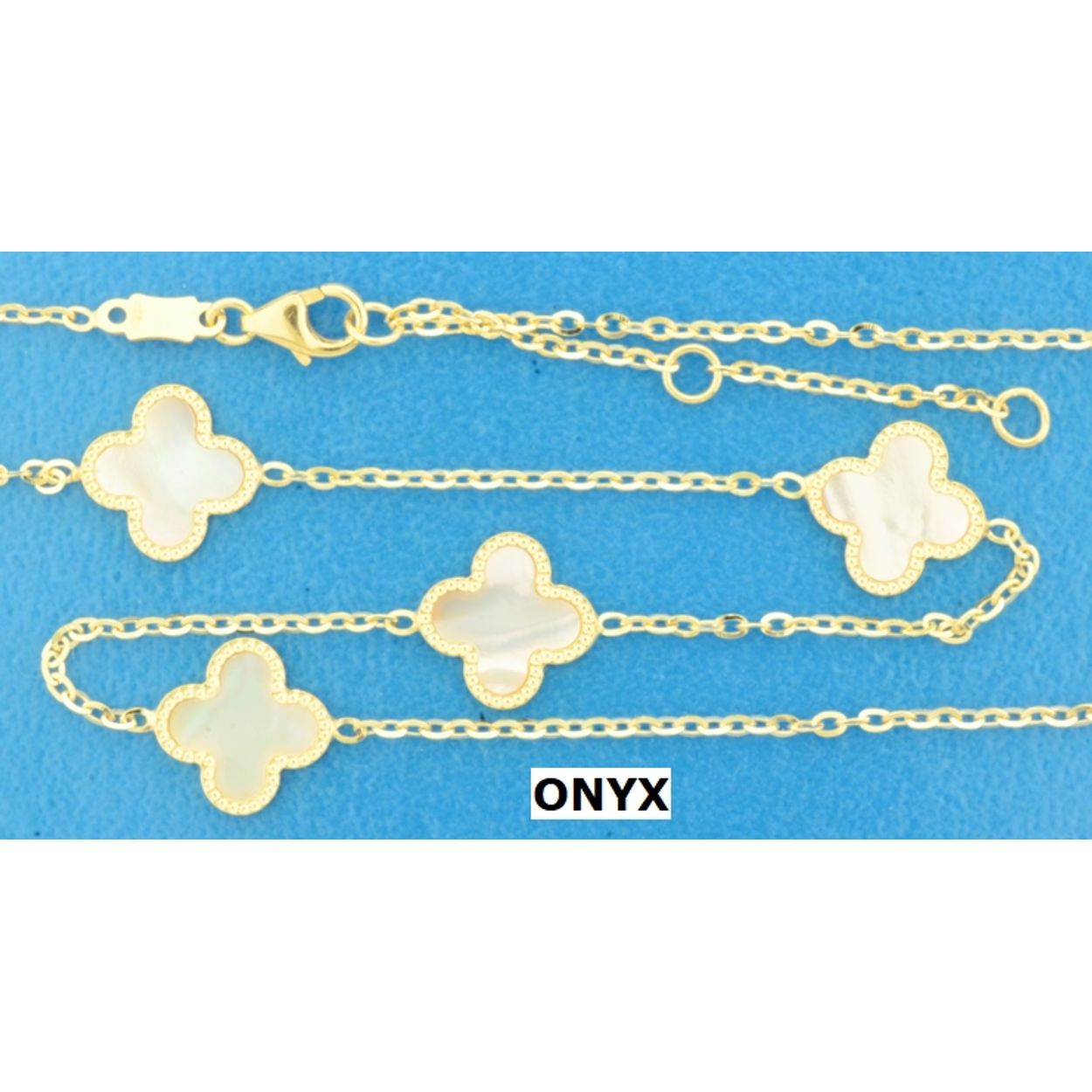 14k Geelgouden collier uitgevoerd met klavertjes 4 met onyx. De draaglengtes zijn 42, 44 en 46cm. De klavertjes hebben een afmeting van 10x10mm. De schakelbreedte is 1,5mm. Uitgevoerd met een karabijnsluiting.