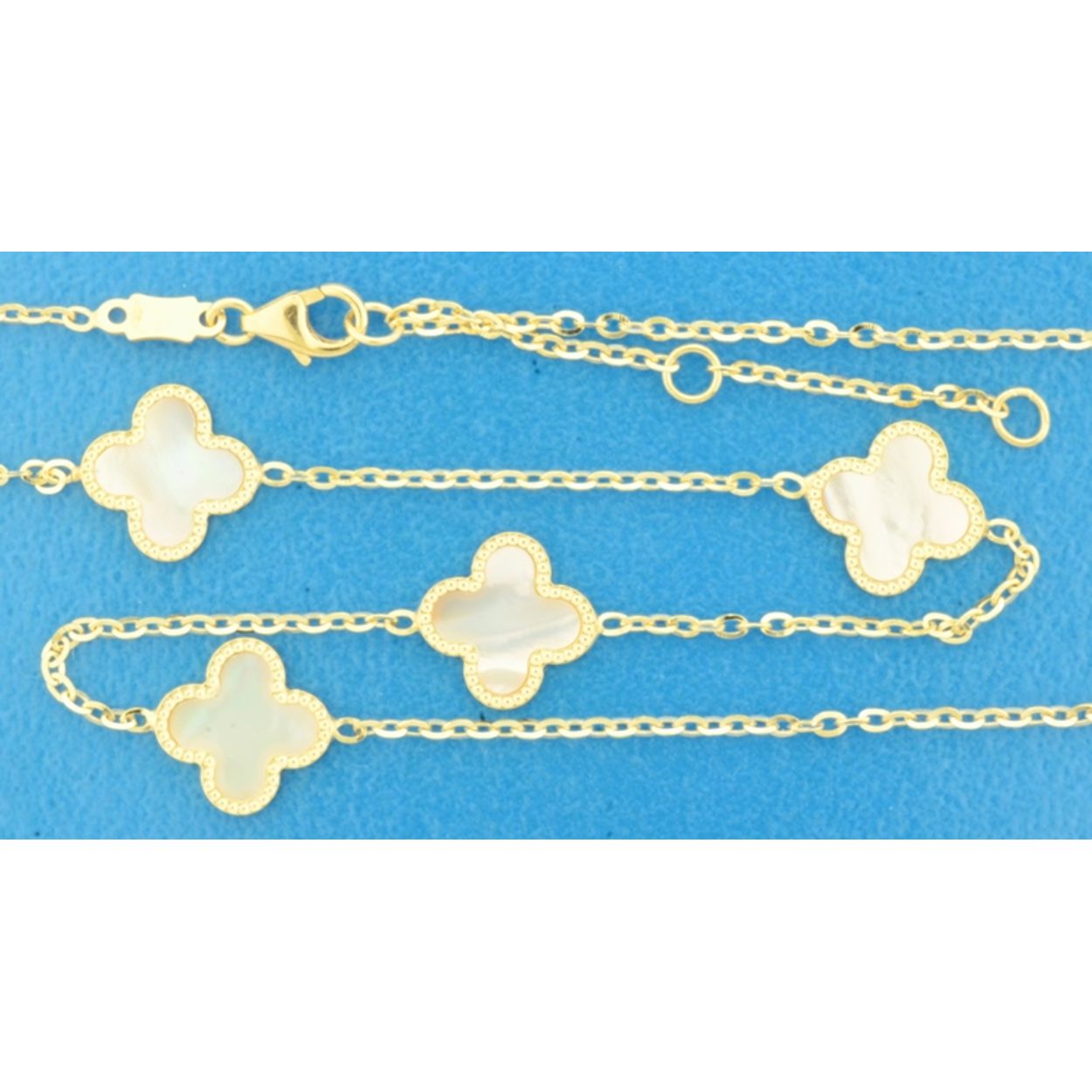 14k Geelgouden collier uitgevoerd met klavertjes 4 met parelmoer. De draaglengtes zijn 42, 44 en 46cm. De klavertjes hebben een afmeting van 10x10mm. De schakelbreedte is 1,5mm. Uitgevoerd met een karabijnsluiting.