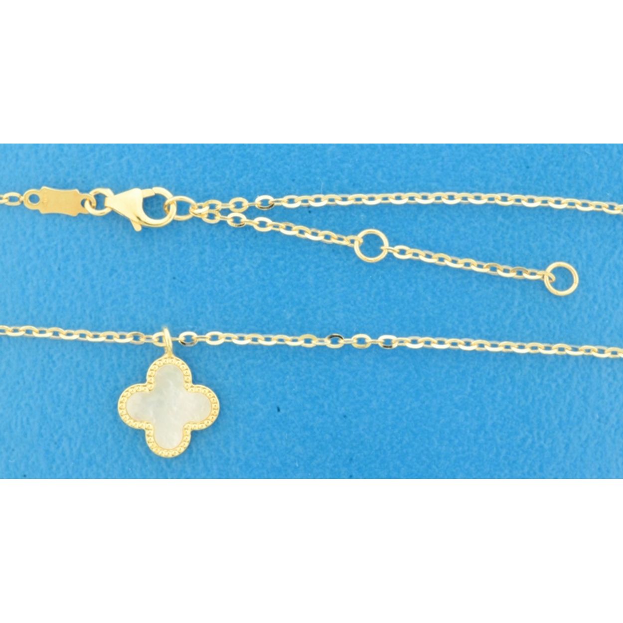 14k Geelgouden collier uitgevoerd met een klavertje 4 hanger met parelmoer. De draaglengtes zijn 41, 43 en 45cm. De hanger heeft een afmeting van 13x10mm. De schakelbreedte is 1,5mm. Uitgevoerd met een karabijnsluiting.