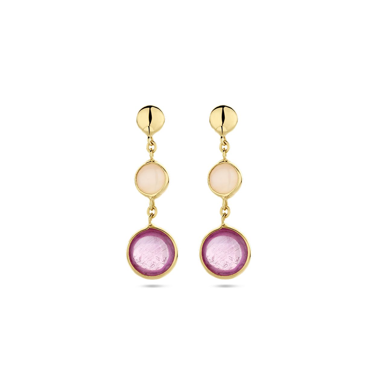 14k Geelgouden oorhangers uitgevoerd met roze robijn en roze opaal. De totale hoogte van de oorhangers is 2.2cm. De breedtes van de stenen met zetkast is 6.5 en 4.5mm.