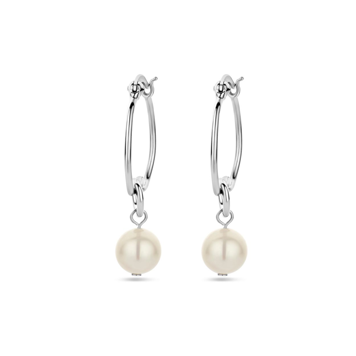 Gerhodineerd 925 zilveren oorringen uitgevoerd met parel. De oorringen hebben een totale hoogte van 34mm.