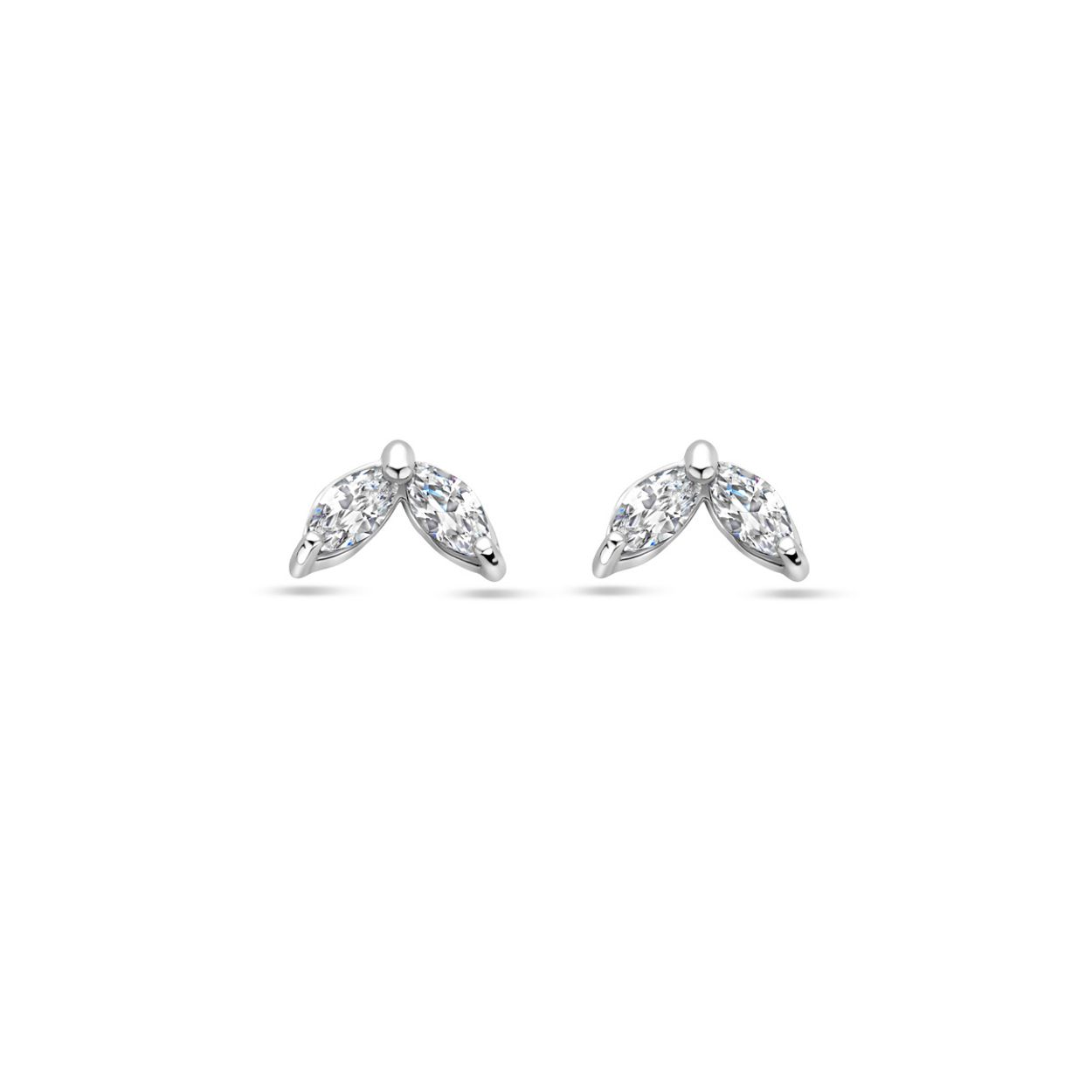 Gerhodineerd 925 zilveren oorknoppen uitgevoerd met zirkonia. De oorknoppen hebben een afmeting van 4x7mm.