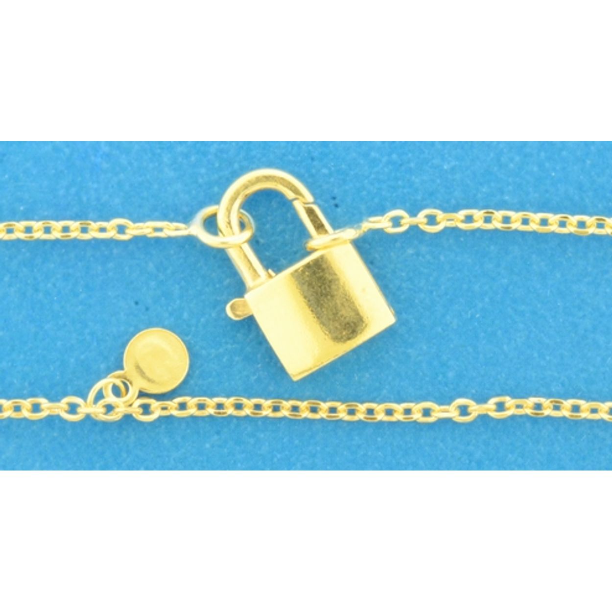 Geelgoud op 925 zilveren collier met een slot hanger. Het collier heeft draaglengtes van 46cm. De schakelbreedtes is 1.5mm.