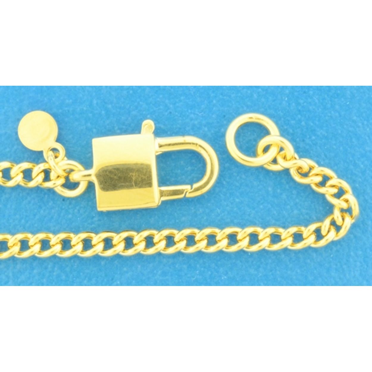 Geelgoud op 925 zilveren armband uitgevoerd met een slot. De armband heeft een draaglengte van 17.5cm en een schakelbreedte van 3mm.