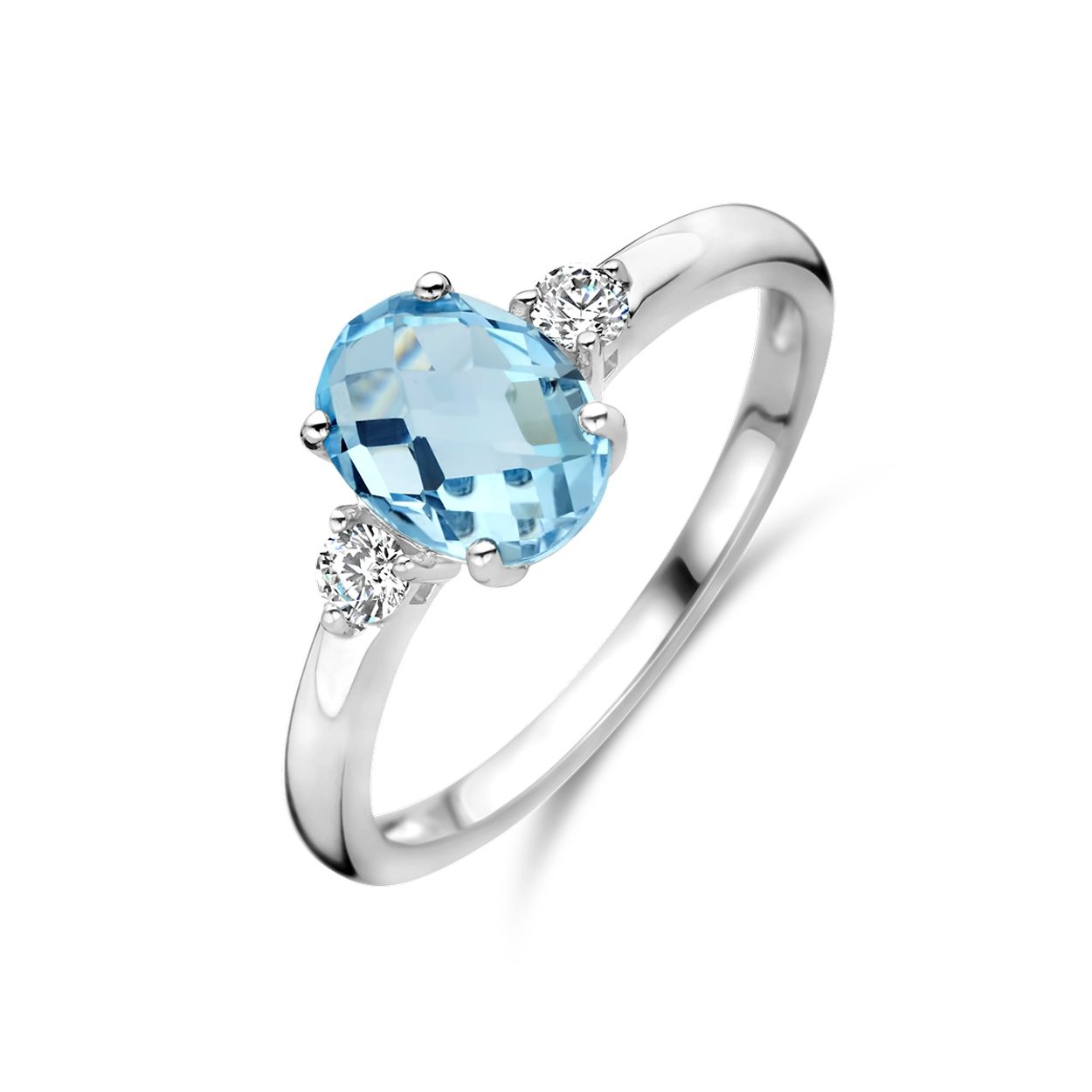 Gerhodineerd 925 zilveren ring uitgevoerd met blauw topaas en zirkonia. De steen heeft een afmeting van 8x6mm.