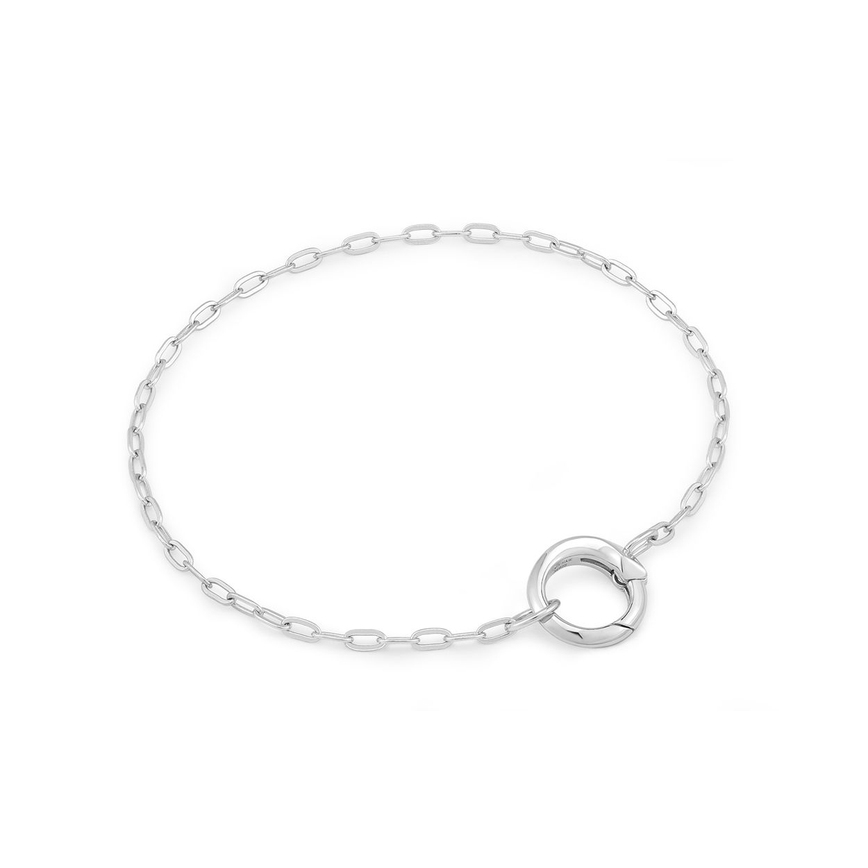 Productbeschrijving 
Deze super veelzijdige schakelarmband is gemaakt van 925 sterling zilver met rhodium plating. De armband kan op zichzelf worden gedragen maar is ook perfect om te stylen met je favoriete bedels. De trendy schakelarmband is afgewerkt met een connector waarmee je elk bedeltje gemakkelijk kunt bevestigen. Er kunnen zo veel bedels worden toegevoegd naar eigen wens. De armband is ook perfect om te combineren met andere armbanden. 

Het Merk
Geïnspireerd door de laatste fashion trends is Ania Haie het toonaangevende sieradenmerk voor hoogkwalitatieve maar ook betaalbare zilveren sieraden, zonder op de kwaliteit in te leveren. Iedere collectie is gebaseerd op de laatste catwalktrends, waardoor Ania Haie snel tot hét sieradenmerk voor stijlbewuste consumenten is verkozen. Elk sieraad wordt ontworpen om te combineren met andere sieraden waardoor je je eigen look kunt creëren. Maar ook zijn Ania Haie sieraden opvallend genoeg om op zichzelf te dragen.

How It All Started
Met een passie voor kwalitatieve sieraden met stijl én het besef dat de mode bewuste vrouw niet wil inleveren op kwaliteit is Ania Haie geboren. De Ania Haie oprichters zagen later dat de moderne vrouw van vandaag graag sieraden combineert en layered om haar individualiteit te omarmen, de kans werd aangegrepen en de droom werd werkelijkheid.

Volg ons ook op social media
Wil jij op de hoogte blijven van nieuwe collecties, toffe combinaties en de laatste sieraden trends? Hou ons dan ook in de gaten op social media. Daarnaast inspireren wij jou dagelijks met verschillende looks en mix & match combinaties! Deel gerust jouw eigen unieke Ania Haie look door de hashtag #aniahaiexme te gebruiken. Wie weet wordt jouw look gerepost op één van onze kanalen!
Je kunt ons volgen op Facebook en Instagram.