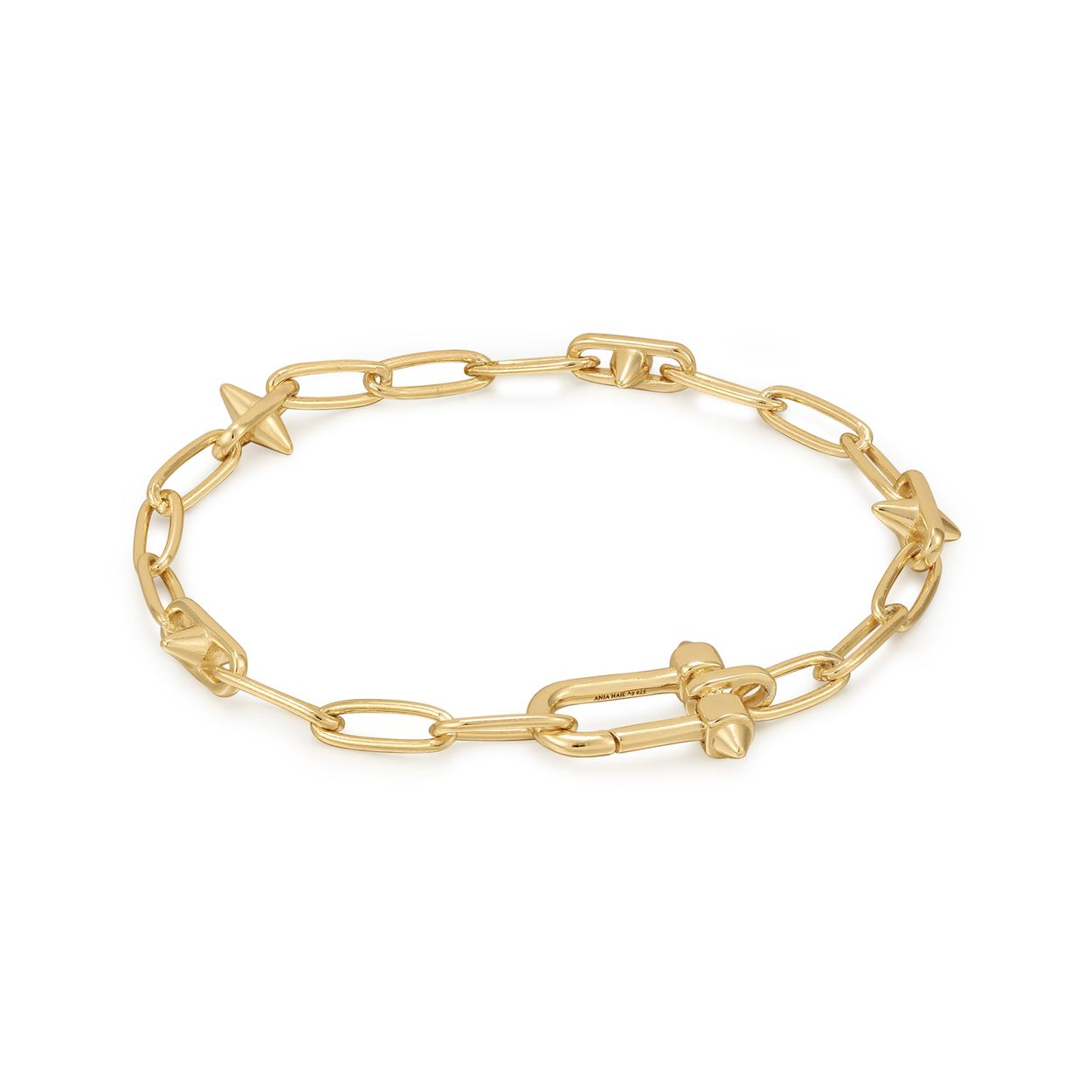 Productbeschrijving 
Deze stoere stud schakelarmband is gemaakt van 925 sterling zilver met een 14 karaat gouden plating. De armband kan op zichzelf worden gedragen maar is ook perfect om te stylen met je favoriete bedels. De trendy schakelarmband is afgewerkt met een connector waarmee je elk bedeltje gemakkelijk kunt bevestigen. Er kunnen zo veel bedels worden toegevoegd naar eigen wens. De armband is ook perfect om te combineren met andere armbanden. 

Het Merk
Geïnspireerd door de laatste fashion trends is Ania Haie het toonaangevende sieradenmerk voor hoogkwalitatieve maar ook betaalbare zilveren sieraden, zonder op de kwaliteit in te leveren. Iedere collectie is gebaseerd op de laatste catwalktrends, waardoor Ania Haie snel tot hét sieradenmerk voor stijlbewuste consumenten is verkozen. Elk sieraad wordt ontworpen om te combineren met andere sieraden waardoor je je eigen look kunt creëren. Maar ook zijn Ania Haie sieraden opvallend genoeg om op zichzelf te dragen.

How It All Started
Met een passie voor kwalitatieve sieraden met stijl én het besef dat de mode bewuste vrouw niet wil inleveren op kwaliteit is Ania Haie geboren. De Ania Haie oprichters zagen later dat de moderne vrouw van vandaag graag sieraden combineert en layered om haar individualiteit te omarmen, de kans werd aangegrepen en de droom werd werkelijkheid.

Volg ons ook op social media
Wil jij op de hoogte blijven van nieuwe collecties, toffe combinaties en de laatste sieraden trends? Hou ons dan ook in de gaten op social media. Daarnaast inspireren wij jou dagelijks met verschillende looks en mix & match combinaties! Deel gerust jouw eigen unieke Ania Haie look door de hashtag #aniahaiexme te gebruiken. Wie weet wordt jouw look gerepost op één van onze kanalen!
Je kunt ons volgen op Facebook en Instagram.