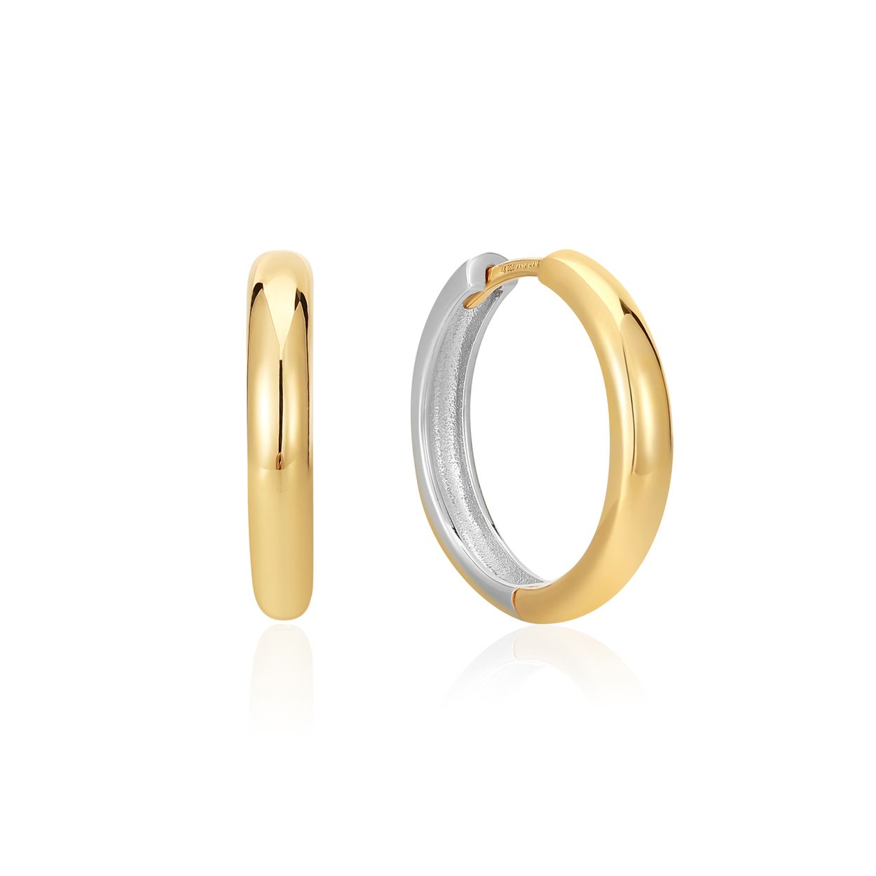 De oorbellen kunnen met de gewenste kleur aan de voorkant worden gedragen. Draag ze op zichzelf of maak er een unieke oorbel van door er bedels uit de Pop Charms collectie aan toe te voegen.