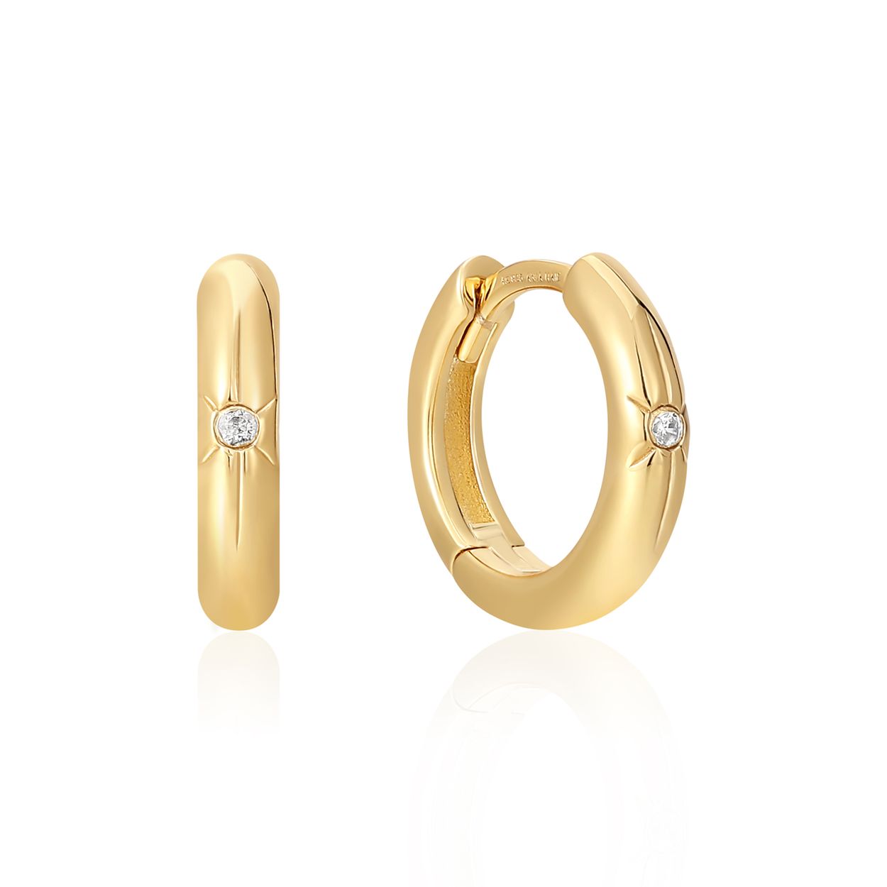 Productbeschrijving 
De perfecte alledaagse huggie hoops met extra glans. De oorringen zijn gemaakt van 925 sterling zilver met een 14 karaat gouden plating en afgewerkt met een fonkelende zirkonia steen en gegraveerde details. Draag ze op zichzelf of maak er een unieke oorbel van door er bedels uit de Pop Charms collectie aan toe te voegen.

Het Merk
GeÃ¯nspireerd door de laatste fashion trends is Ania Haie het toonaangevende sieradenmerk voor hoogkwalitatieve maar ook betaalbare zilveren sieraden, zonder op de kwaliteit in te leveren. Iedere collectie is gebaseerd op de laatste catwalktrends, waardoor Ania Haie snel tot hÃ©t sieradenmerk voor stijlbewuste consumenten is verkozen. Elk sieraad wordt ontworpen om te combineren met andere sieraden waardoor je je eigen look kunt creÃ«ren. Maar ook zijn Ania Haie sieraden opvallend genoeg om op zichzelf te dragen.

How It All Started
Met een passie voor kwalitatieve sieraden met stijl Ã©n het besef dat de mode bewuste vrouw niet wil inleveren op kwaliteit is Ania Haie geboren. De Ania Haie oprichters zagen later dat de moderne vrouw van vandaag graag sieraden combineert en layered om haar individualiteit te omarmen, de kans werd aangegrepen en de droom werd werkelijkheid.

Volg ons ook op social media
Wil jij op de hoogte blijven van nieuwe collecties, toffe combinaties en de laatste sieraden trends? Hou ons dan ook in de gaten op social media. Daarnaast inspireren wij jou dagelijks met verschillende looks en mix & match combinaties! Deel gerust jouw eigen unieke Ania Haie look door de hashtag #aniahaiexme te gebruiken. Wie weet wordt jouw look gerepost op Ã©Ã©n van onze kanalen!
Je kunt ons volgen op Facebook en Instagram.