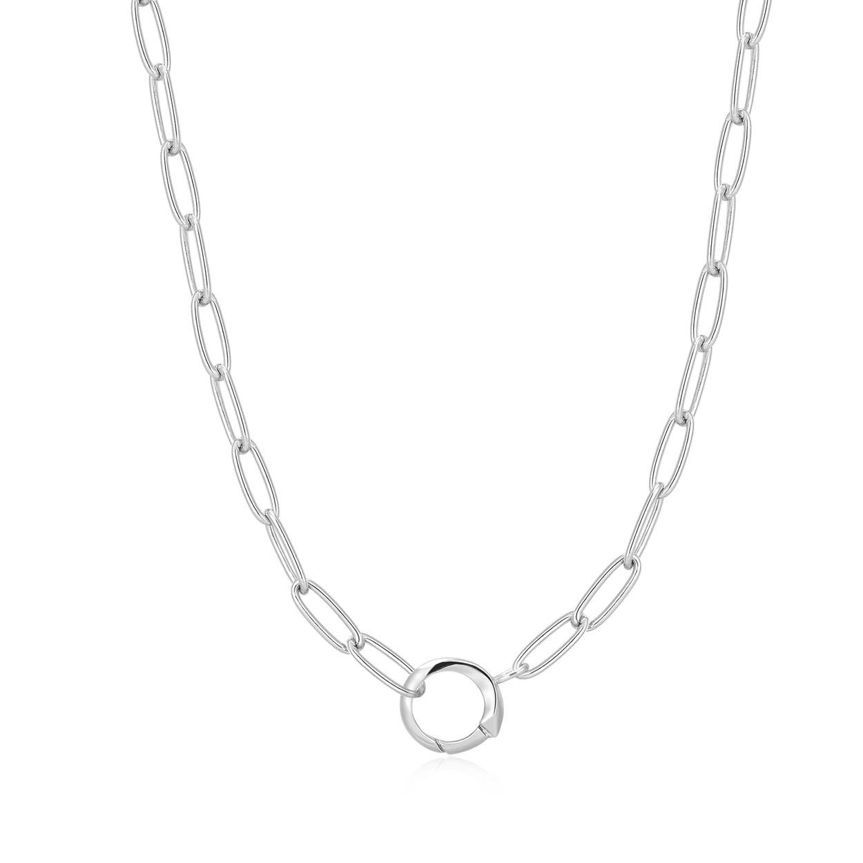 Deze schakelketting is gemaakt van 925 sterling zilver met een rhodium plating en is perfect om te layeren met andere kettingen. De ketting is afgewerkt met een connector aan de voorkant waarmee je bedels kunt toevoegen. Je hoeft alleen maar de connector te openen en je favoriete bedels eraan te hangen voor een unieke look.

