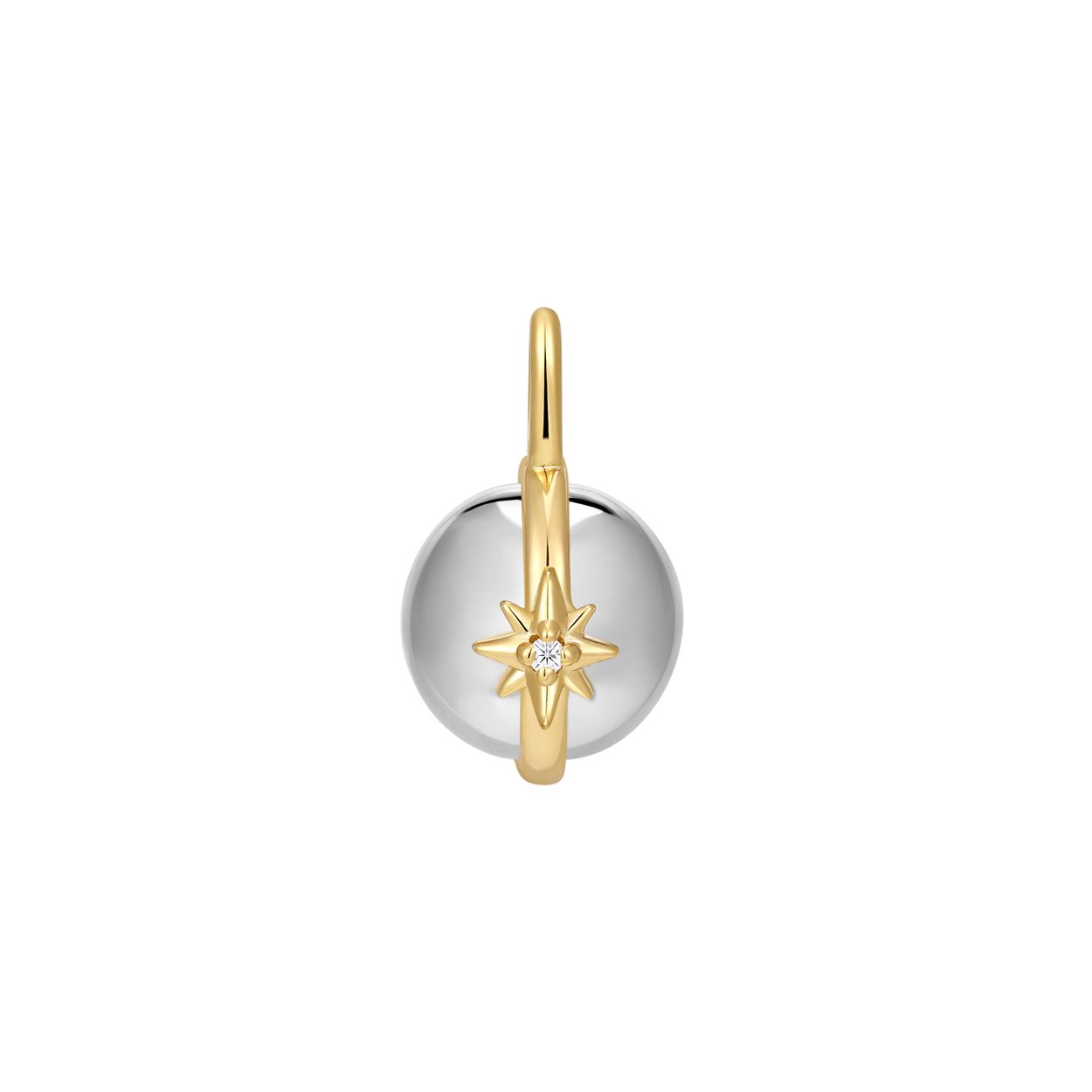 Productbeschrijving 
Geef je ketting een upgrade met deze zilver en goud kleurige bedel. Een zilveren bol is gecombineerd met een strook glanzend goud en afgewerkt met een fonkelende, met kubieke zirkonia ingelegde ster aan de ene kant en een chique kosmische maan aan de andere kant. Bevestig je bedel eenvoudig aan een kettng, armband of connector.

Het Merk
GeÃ¯nspireerd door de laatste fashion trends is Ania Haie het toonaangevende sieradenmerk voor hoogkwalitatieve maar ook betaalbare zilveren sieraden, zonder op de kwaliteit in te leveren. Iedere collectie is gebaseerd op de laatste catwalktrends, waardoor Ania Haie snel tot hÃ©t sieradenmerk voor stijlbewuste consumenten is verkozen. Elk sieraad wordt ontworpen om te combineren met andere sieraden waardoor je je eigen look kunt creÃ«ren. Maar ook zijn Ania Haie sieraden opvallend genoeg om op zichzelf te dragen.

How It All Started
Met een passie voor kwalitatieve sieraden met stijl Ã©n het besef dat de mode bewuste vrouw niet wil inleveren op kwaliteit is Ania Haie geboren. De Ania Haie oprichters zagen later dat de moderne vrouw van vandaag graag sieraden combineert en layered om haar individualiteit te omarmen, de kans werd aangegrepen en de droom werd werkelijkheid.

Volg ons ook op social media
Wil jij op de hoogte blijven van nieuwe collecties, toffe combinaties en de laatste sieraden trends? Hou ons dan ook in de gaten op social media. Daarnaast inspireren wij jou dagelijks met verschillende looks en mix & match combinaties! Deel gerust jouw eigen unieke Ania Haie look door de hashtag #aniahaiexme te gebruiken. Wie weet wordt jouw look gerepost op Ã©Ã©n van onze kanalen!
Je kunt ons volgen op Facebook en Instagram.