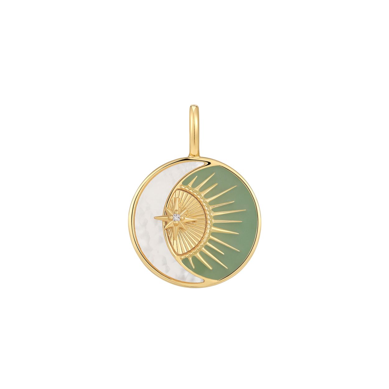 Geef je ketting een upgrade met deze kosmische bedel. De chique ronde bedel is gemaakt van 925 sterling zilver met 14 karaat gouden plating. De bedel heeft een halve maan van parelmoer, een vleugje saliegroen email en een  sprankelende zirkonia steen. Bevestig je bedel eenvoudig aan een ketting, armband of connector.