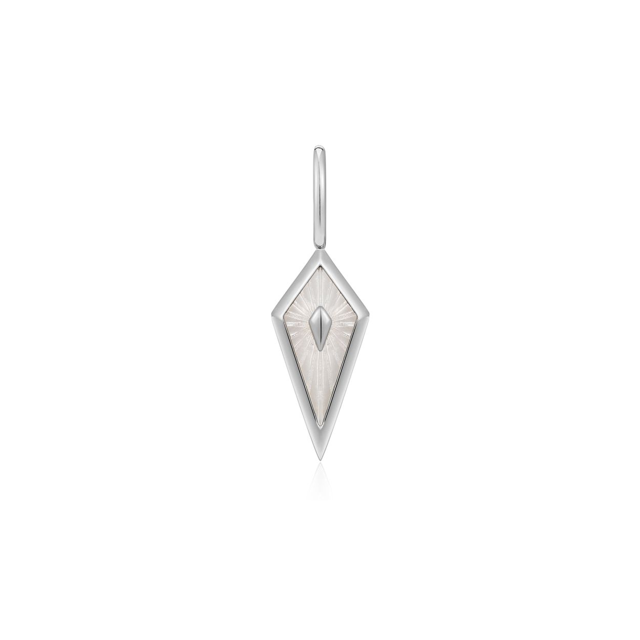 Productbeschrijving 
Geef je ketting een upgrade met deze prachtige parelmoeren bedel. De bedel bevat parelmoer en is gemaakt van 925 sterling zilver met 14 karaat gouden plating. Bevestig je bedel eenvoudig aan een kettng, armband of connector.

Het Merk
Geïnspireerd door de laatste fashion trends is Ania Haie het toonaangevende sieradenmerk voor hoogkwalitatieve maar ook betaalbare zilveren sieraden, zonder op de kwaliteit in te leveren. Iedere collectie is gebaseerd op de laatste catwalktrends, waardoor Ania Haie snel tot hét sieradenmerk voor stijlbewuste consumenten is verkozen. Elk sieraad wordt ontworpen om te combineren met andere sieraden waardoor je je eigen look kunt creëren. Maar ook zijn Ania Haie sieraden opvallend genoeg om op zichzelf te dragen.

How It All Started
Met een passie voor kwalitatieve sieraden met stijl én het besef dat de mode bewuste vrouw niet wil inleveren op kwaliteit is Ania Haie geboren. De Ania Haie oprichters zagen later dat de moderne vrouw van vandaag graag sieraden combineert en layered om haar individualiteit te omarmen, de kans werd aangegrepen en de droom werd werkelijkheid.

Volg ons ook op social media
Wil jij op de hoogte blijven van nieuwe collecties, toffe combinaties en de laatste sieraden trends? Hou ons dan ook in de gaten op social media. Daarnaast inspireren wij jou dagelijks met verschillende looks en mix & match combinaties! Deel gerust jouw eigen unieke Ania Haie look door de hashtag #aniahaiexme te gebruiken. Wie weet wordt jouw look gerepost op één van onze kanalen!
Je kunt ons volgen op Facebook en Instagram.