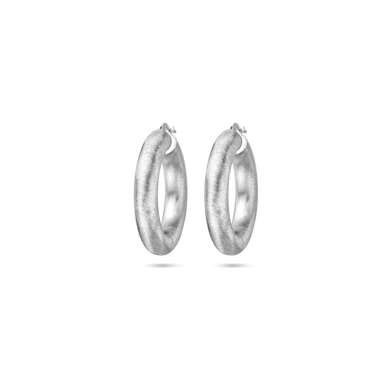 Gerhodineerd 925 zilveren oorringen met een afmeting van 32x6mm.