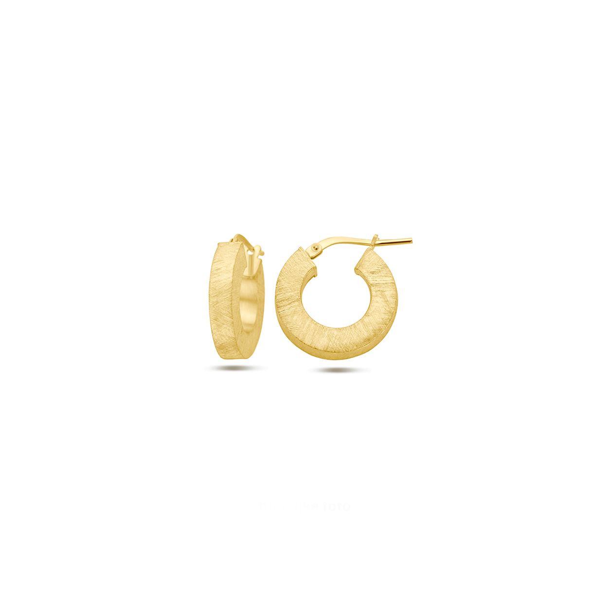 Geelgoud op 925 zilveren oorringen. De oorringen hebben een dikte van 4.3mm. Geen garantie op plating.
