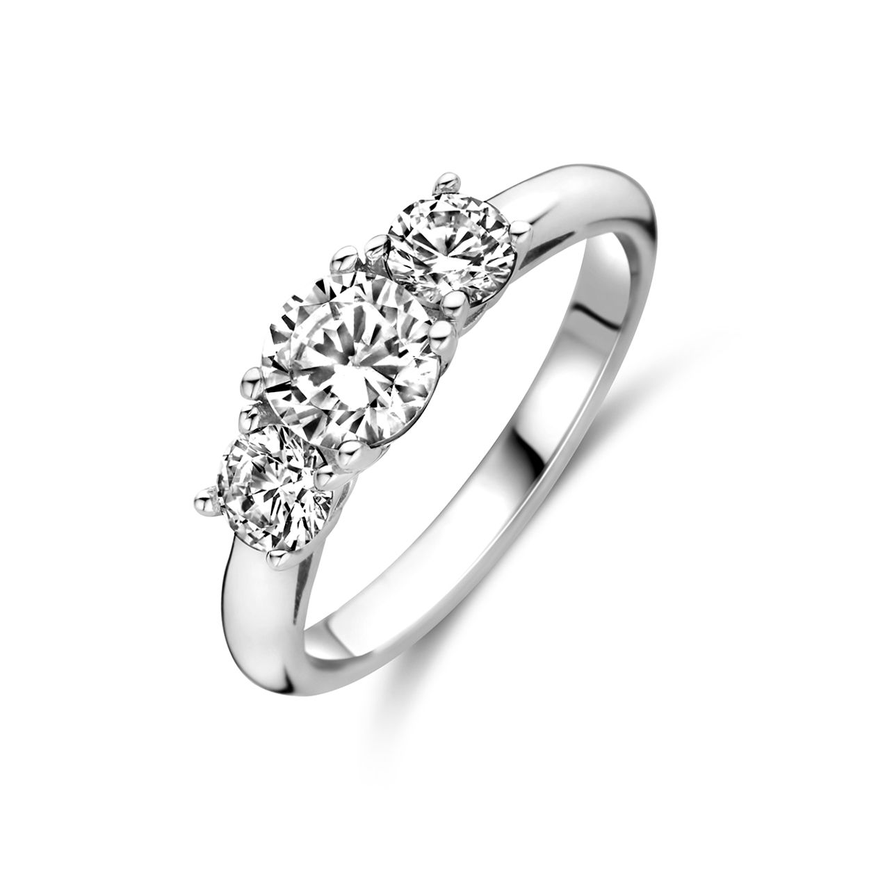 Gerhodineerd 925 zilveren ring uitgevoerd met zirkonia. De ring heeft een breedte van 5.5mm.
