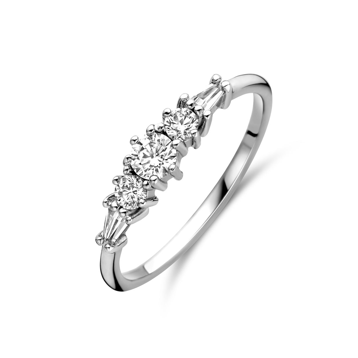 Gerhodineerd 925 zilveren ring uitgevoerd met zirkonia. De ring heeft een breedte van 4.5mm.