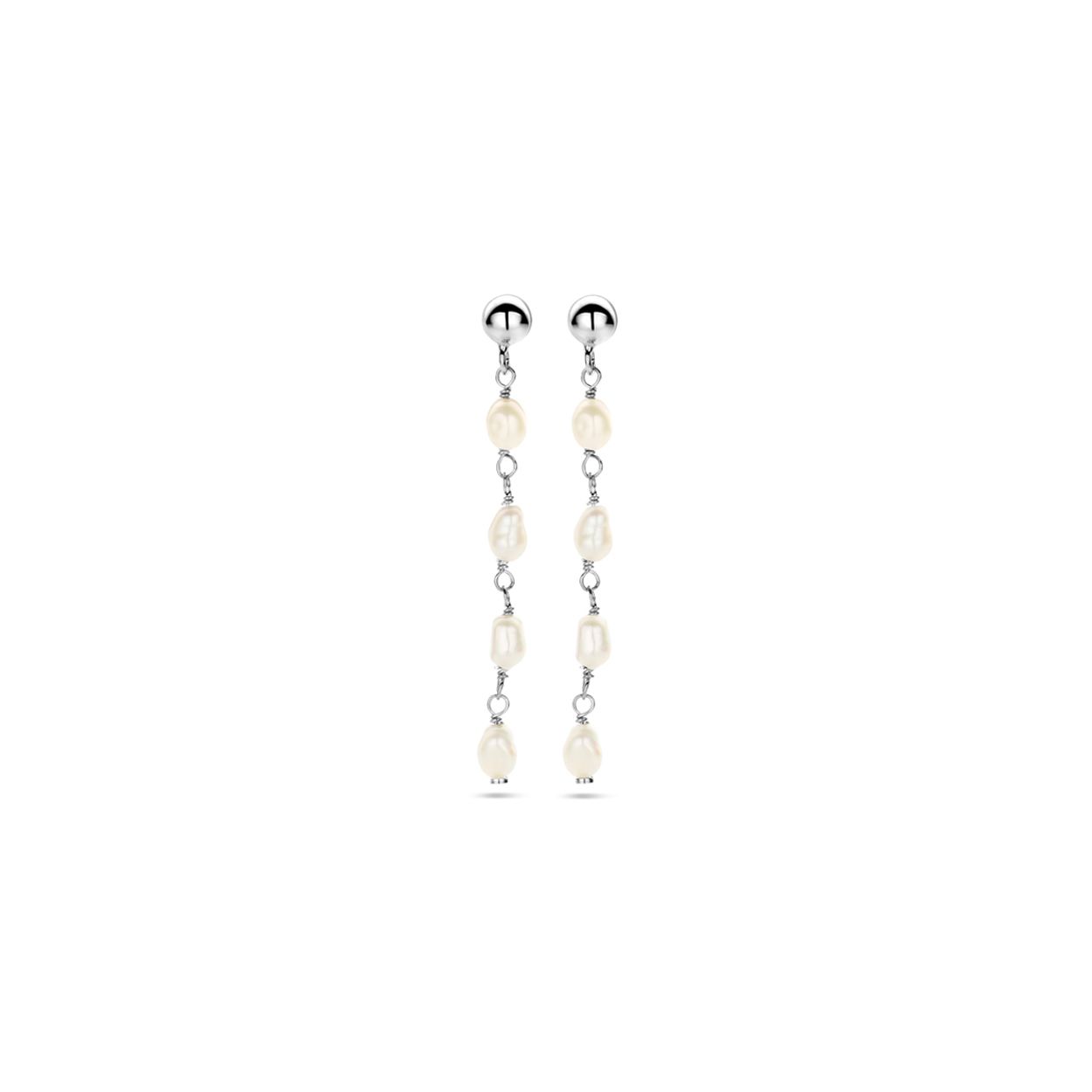 Gerhodineerd 925 zilveren oorhangers uitgevoerd met zoetwaterparels. De oorhangers hebben een hoogte van 39mm.