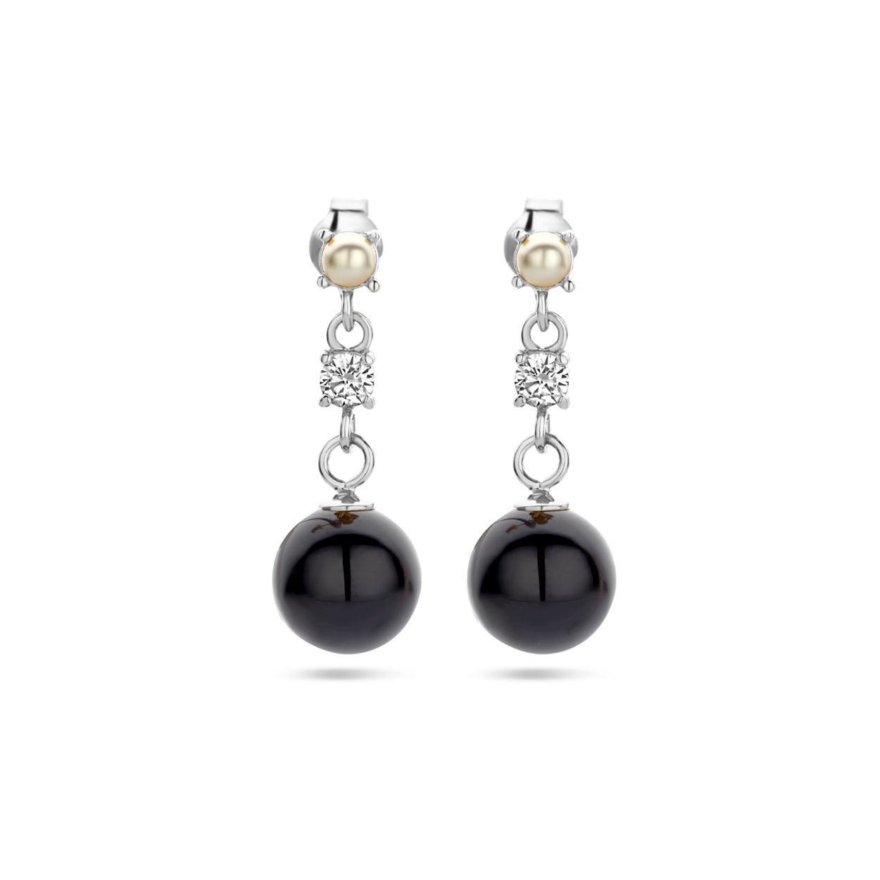 Gerhodineerd 925 zilveren oorhangers uitgevoerd met onyx, zirkonia en een synthetische parel. De oorhangers hebben een totale hoogte van 20mm.