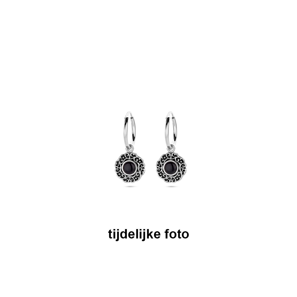 Geoxideerd 925 zilveren oorringen uitgevoerd met synthetisch zwart steen. De oorringen hebben een totale hoogte van 22mm.