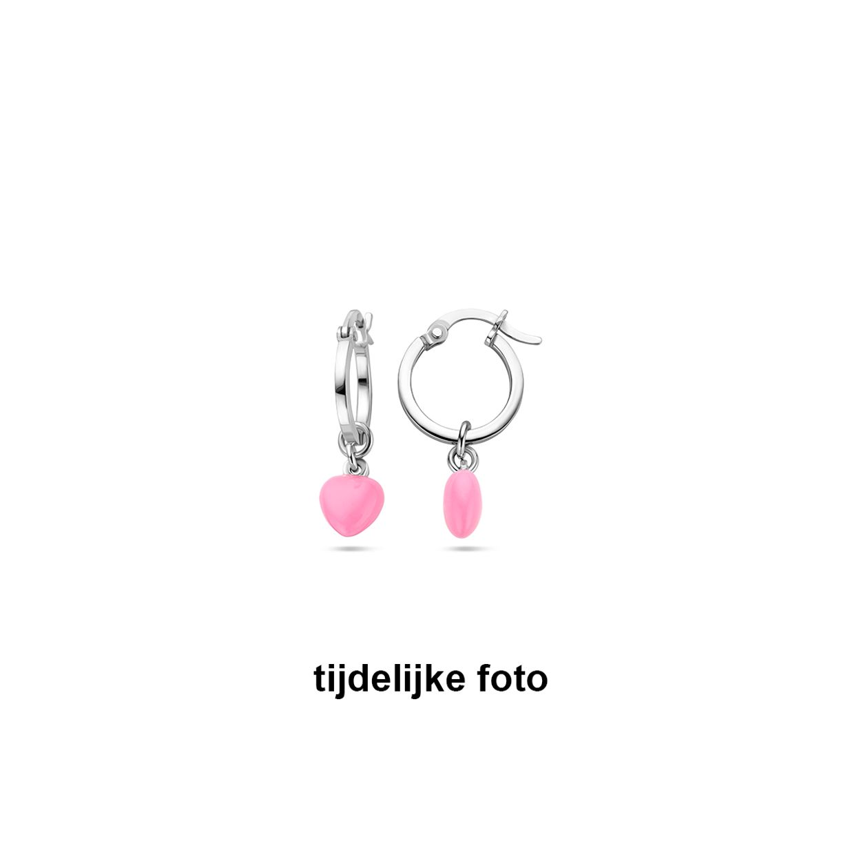 Gerhodineerd 925 zilveren oorringen uitgevoerd met een roze emaille hart. De oorringen hebben een totale hoogte van 26mm.