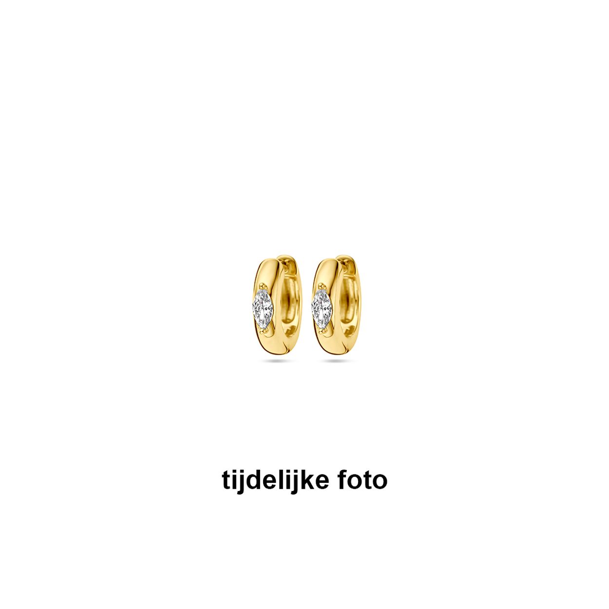 Geelgoud op 925 zilveren klapoorringen uitgevoerd met zirkonia. De klapoorringen hebben een afmeting van 14.5x4mm. Geen garantie op de plating.