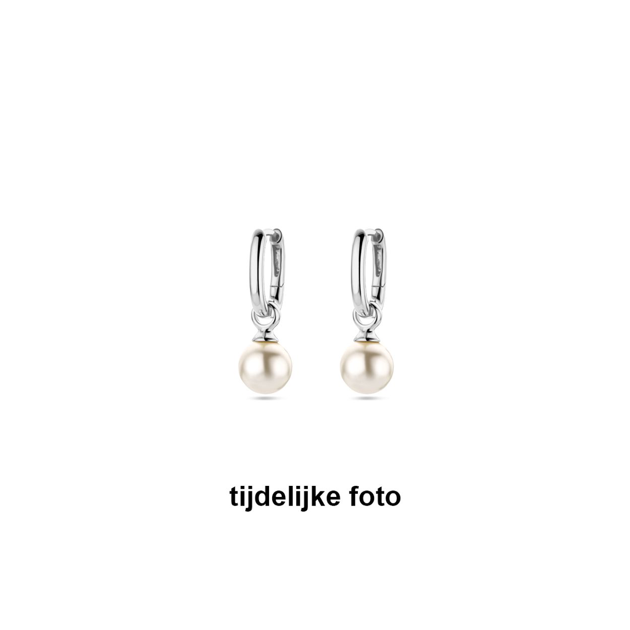 Gerhodineerd 925 zilveren oorringen uitgevoerd met een witte imitatieparel. De oorringen hebben een totale hoogte van 24mm.
