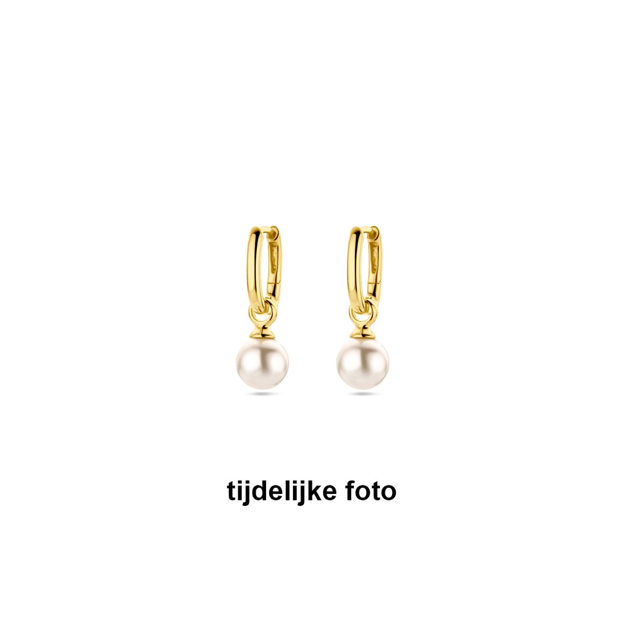 Geelgoud op 925 zilveren oorringen uitgevoerd witte imitatieparel. De oorringen hebben een totale hoogte van 24mm. Geen garantie op de plating.