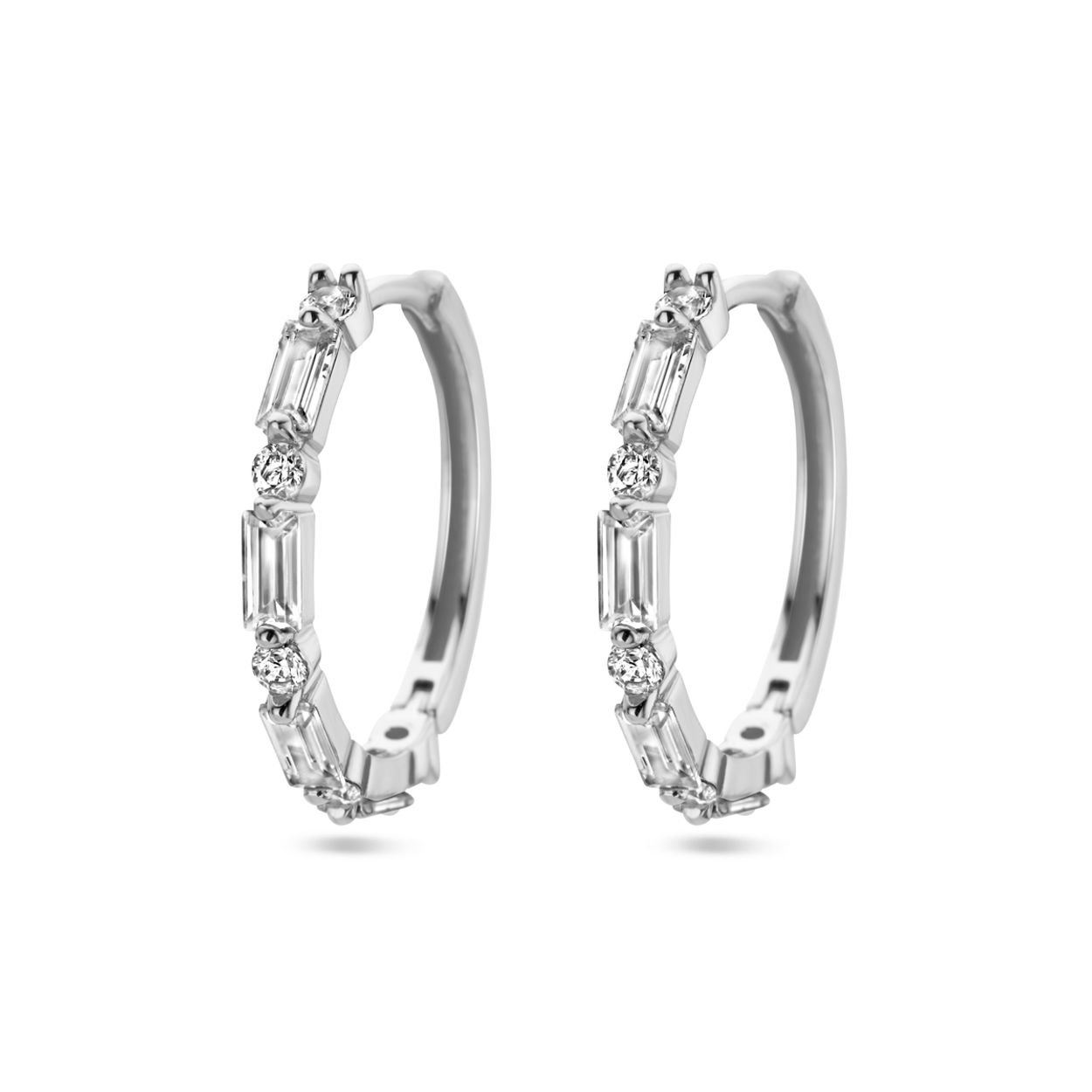 Gerhodineerd 925 zilveren klapoorringen uitgevoerd met zirkonia. De klapoorringen hebben een afmeting van 18.5x2mm.