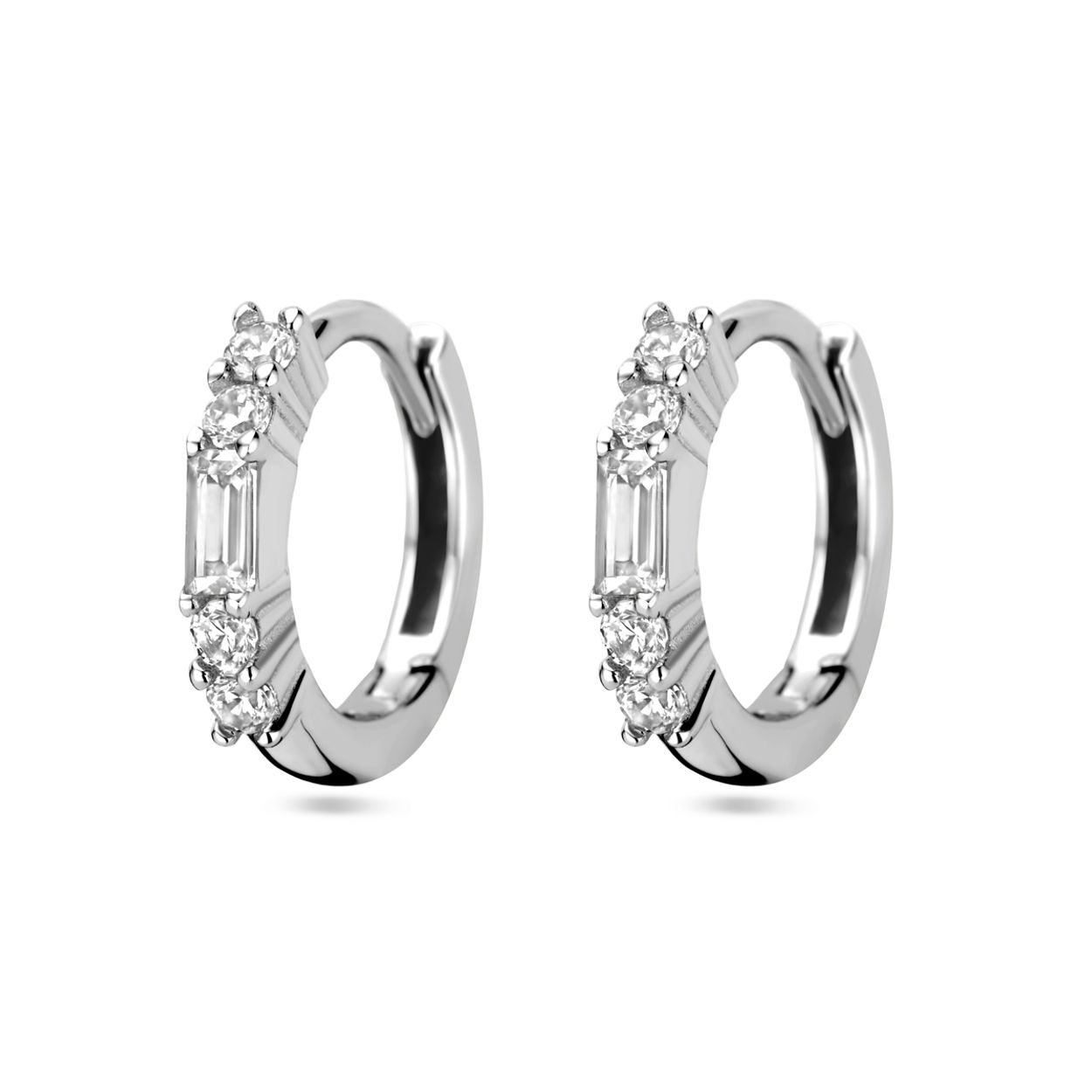 Gerhodineerd 925 zilveren klapoorringen uitgevoerd met zirkonia. De klapoorringen hebben een afmeting van 11.5x2mm.
