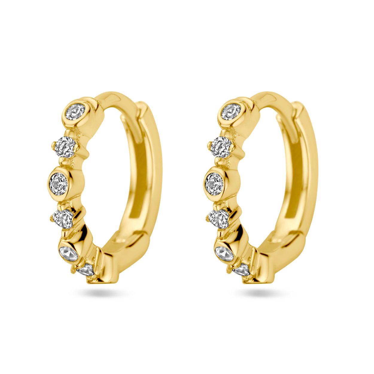 Geelgoud op 925 zilveren klapoorringen uitgevoerd met zirkonia. De klapoorringen hebben een afmeting van 11.5x2mm. Geen garantie op de plating.
