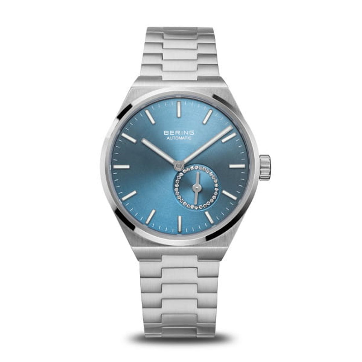  Het automatische dameshorloge is gemaakt van roestvrijstaal en heeft roestvrijstalen schakelarmbanden die de kenmerkende coole en minimalistische stijl van BERING belichamen.  Geen enkel detail werd weggelaten bij de creatie van dit designstuk. Het dameshorloge weerspiegelt de kunst van innovatie en het consistente tijdloze ontwerp waar BERING bekend om staat.  De sunburst wijzerplaat, gehuld in BERING's iconische Arctic Blue, is versierd met witte en zilverkleurige indexen en wijzers die oplichten in het donker voor optimale leesbaarheid.  De wijzerplaat voor de seconden toont een verchroomde wijzer omringd door glinsterende kubieke zirkonia steentjes, die een uitstraling van ingetogen luxe uitstralen.  Transparantie ontmoet verfijning: De transparante kast aan de achterkant, een kenmerk van de automatische horloges van BERING dat een glimp van het hoogwaardige uurwerk mogelijk maakt, combineert op harmonieuze wijze esthetisch raffinement met een doelgericht ontwerp.  Steun voor ijsberen  Deze nieuwe horlogecollectie laat niet alleen onze toewijding aan innovatie zien, maar illustreert ook onze voortdurende steun en langdurige samenwerking met Polar Bears International sinds 2011. We doneren $15 van elk verkocht horloge in deze collectie aan PBI's missie om het voortbestaan op lange termijn van ijsberen en het zee-ijs waar ze afhankelijk van zijn te garanderen - tot nu toe is er meer dan $300.000 bijgedragen.  "Polar Bears International" is een geregistreerd handelsmerk van Polar Bears International, Inc. 