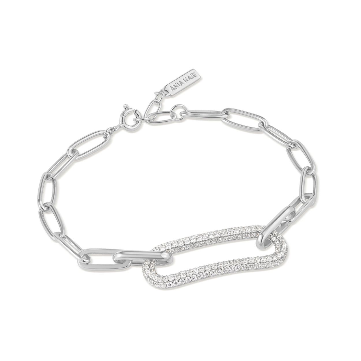 
Deze opvallende zilver gerhodineerde Pavé Link armband is een eye catcher door zijn speciaal gevormde rechthoekige tussenschakel vol gezet met zirkonia's. Compleet met een verstelbare sluiting voor de perfecte pasvorm. Voor elke vrouw een edgy elegante look. Sierlijk en chique, mooi te combineren met de andere sieraden van Ania Haie. 

