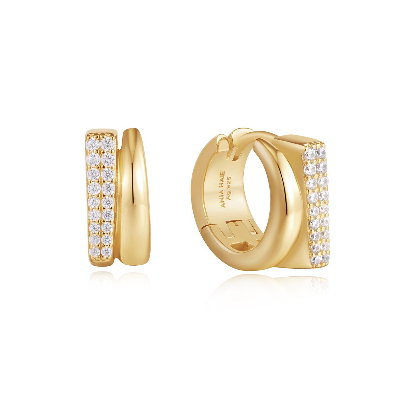 Deze unieke, sculpturale oorbellen zijn gemaakt van 14kt verguld sterling zilver en tillen de klassieke Huggie Hoop naar een hoger niveau. Een strakke, eenvoudige goudkleurige oorring, plus een sprankelende met pavé ingelegde zirkonia-oorring in één. Deze statement-oorbellen updaten elke look, van een eenvoudig T-shirt tot je favoriete nachtelijke look. Combineer ze met de andere sieraden van Ania Haie.