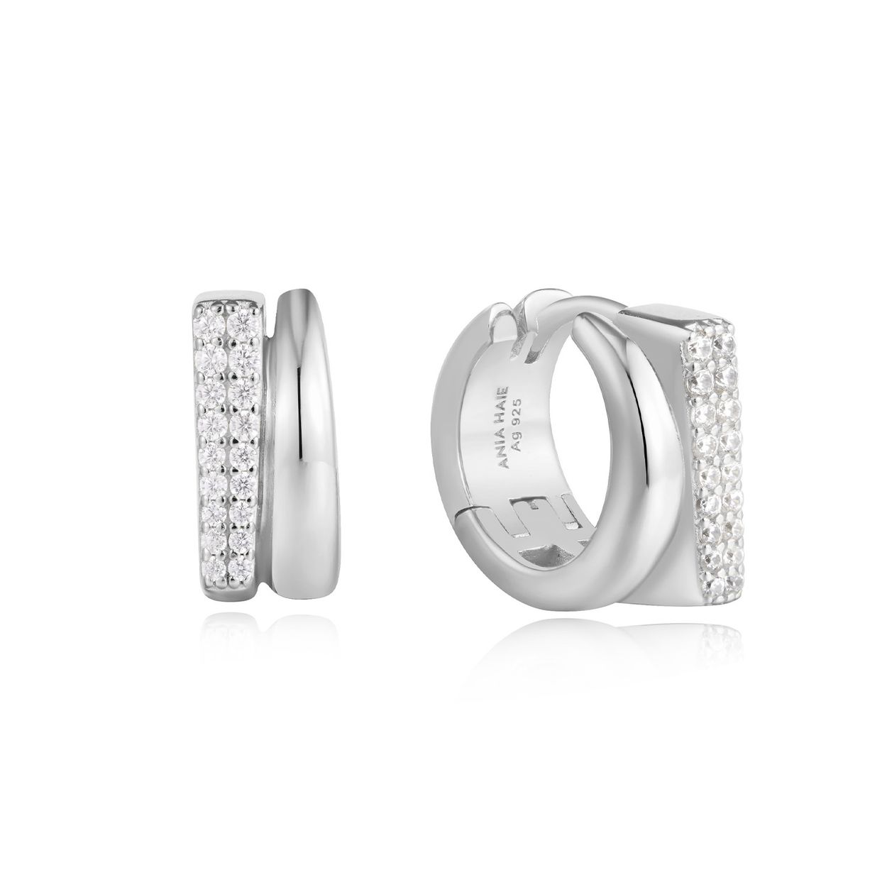 AH E051-04H Tough Love
Deze unieke, sculpturale oorbellen zijn gemaakt van gerhodineerd sterlingzilver en tillen de klassieke Huggie Hoop naar een hoger niveau. Een strakke, eenvoudige zilveren oorring, plus een sprankelende met pavÃ© ingelegde zirkonia-oorring in Ã©Ã©n. Deze statement-oorbellen updaten elke look, van een eenvoudig T-shirt tot je favoriete nachtelijke look. Combineer ze met de andere sieraden van Ania Haie. 

HET MERK
GeÃ¯nspireerd door de laatste fashion trends is Ania Haie het toonaangevende sieradenmerk voor hoogkwalitatieve maar ook betaalbare zilveren sieraden, zonder op de kwaliteit in te leveren. Iedere collectie is gebaseerd op de laatste catwalktrends, waardoor Ania Haie snel tot hÃ©t sieradenmerk voor stijlbewuste consumenten is verkozen. Elk sieraad wordt ontworpen om te combineren met andere sieraden waardoor je je eigen look kunt creÃ«ren. Maar ook zijn Ania Haie sieraden opvallend genoeg om op zichzelf te dragen. 

SPECIFICATIES
- Silver PavÃ© Double Huggie Hoop Earrings
- Oorringen
- 925 zilver gerhodineerd
- Zirkonia
- AH E051-04H