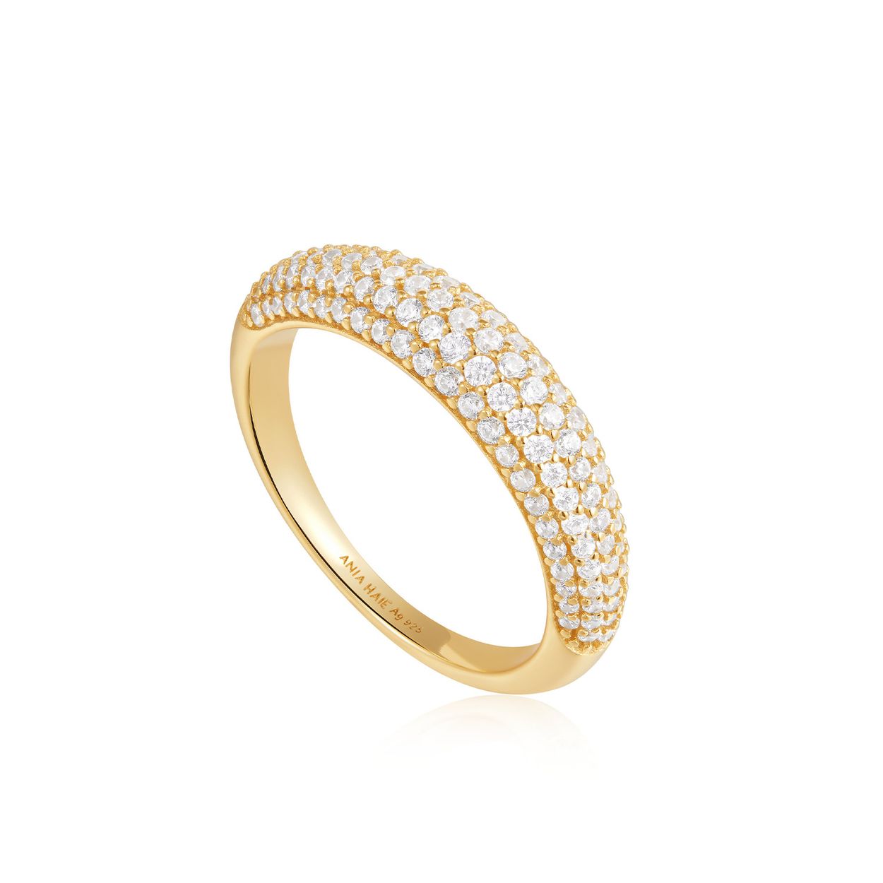 AH R051-02G Tough Love
Geef je ringencollectie een boost met deze bolle ronde goudkleurige pavÃ©-ring, vormgegeven in een koepelvorm om diepte en dimensie toe te voegen aan je ringenstapels. Gemaakt van 14kt verguld sterlingzilver en voor een serieuze schittering, boordevol glinsterende zirkoniastenen. Deze ring is maat 56 ofwel 18. Style de jouwe met de andere sieraden van Ania Haie. Voor elke vrouw de perfecte chique look. 

HET MERK
GeÃ¯nspireerd door de laatste fashion trends is Ania Haie het toonaangevende sieradenmerk voor hoogkwalitatieve maar ook betaalbare zilveren sieraden, zonder op de kwaliteit in te leveren. Iedere collectie is gebaseerd op de laatste catwalktrends, waardoor Ania Haie snel tot hÃ©t sieradenmerk voor stijlbewuste consumenten is verkozen. Elk sieraad wordt ontworpen om te combineren met andere sieraden waardoor je je eigen look kunt creÃ«ren. Maar ook zijn Ania Haie sieraden opvallend genoeg om op zichzelf te dragen. 

SPECIFICATIES
- Gold PavÃ© Dome Ring
- Ring
- 925 zilver 14kt verguld
- Zirkonia
- Maat 56/18
- AH R051-02G