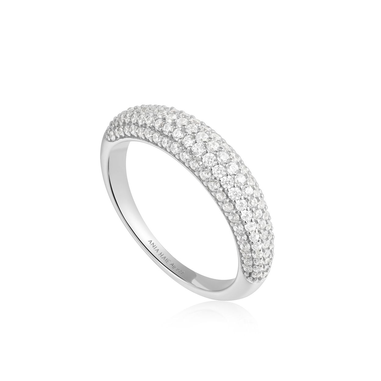 Tough Love
Geef je ringencollectie een boost met deze bolle ronde zilveren pavÃ©-ring, vormgegeven in een koepelvorm om diepte en dimensie toe te voegen aan je ringenstapels. Gemaakt van gerhodineerd sterlingzilver en voor een serieuze schittering, boordevol glinsterende zirkoniastenen. Deze ring is maat 54 ofwel 17,25. Style de jouwe met de andere sieraden van Ania Haie. Voor elke vrouw de perfecte chique look. 

