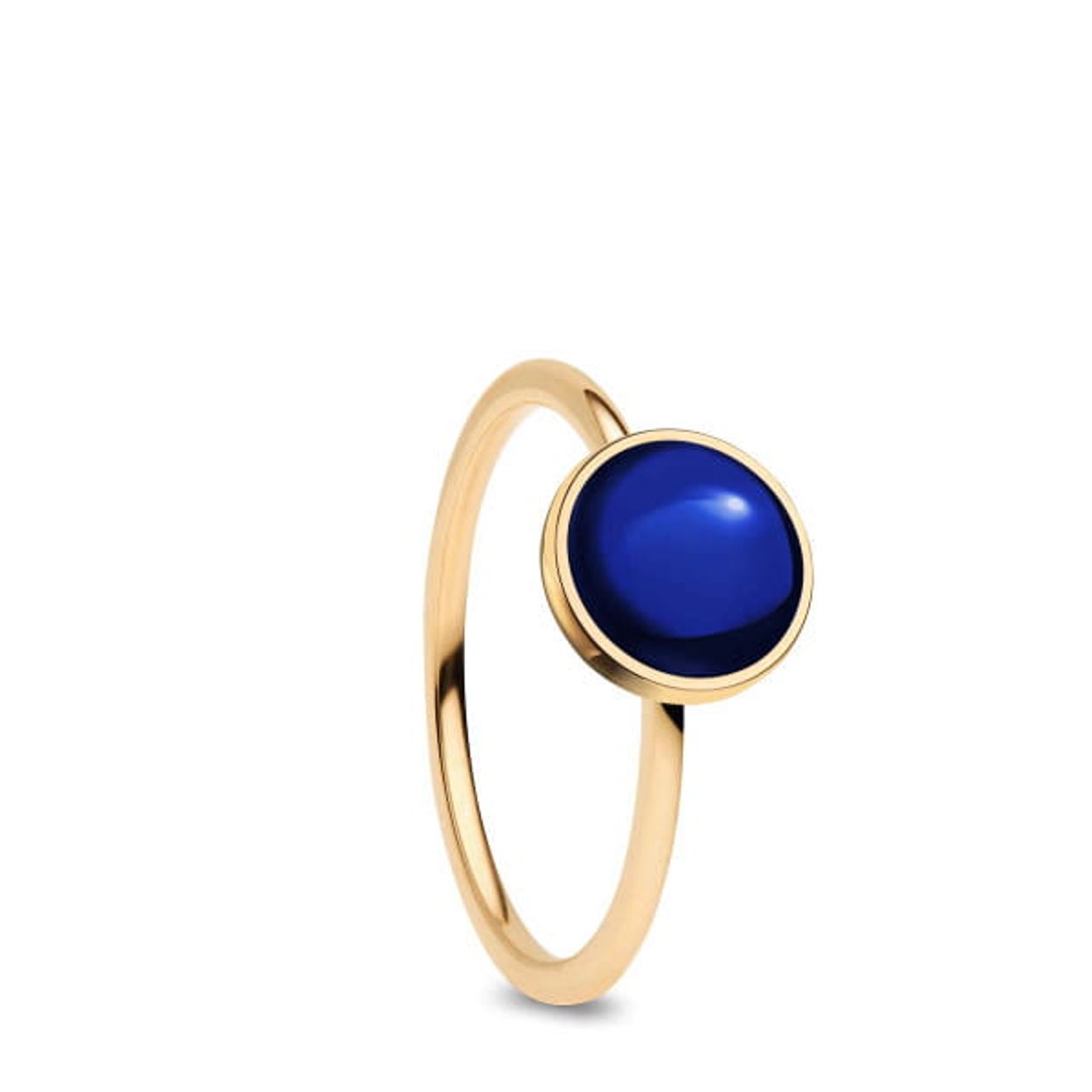  Deze ring is gemaakt van goudkleurig roestvrij staal, in een ronde zetting zit donkerblauw kristalglas. Het edele sieraad straalt tijdloze elegantie uit en is de ideale keuze / highlight in een outfit voor feestelijke gelegenheden. Draag het zelf of als een perfect cadeau.  Deze tijdloze schat belichaamt ware elegantie en liefdevolle bedachtzaamheid. De ring is het perfecte geschenk om de magie en feestelijke pracht van het kerstseizoen te vieren. Fijne feestdagen!  De ring maakt deel uit van het X-Mas ensemble. Onder het motto "Tijd om te dromen" heeft BERING dromerige sieraden en een prachtig dameshorloge met een donkerblauwe Milanaise armband en parelmoeren wijzerplaat samengesteld.  De selectie combineert klassieke elegantie en tijdloze schoonheid om de vreugde van het geven tijdens deze speciale feestdagen te vergroten. Ze symboliseren harmonieuze eenheid en geven een elegant tintje aan je kerstsfeer. 