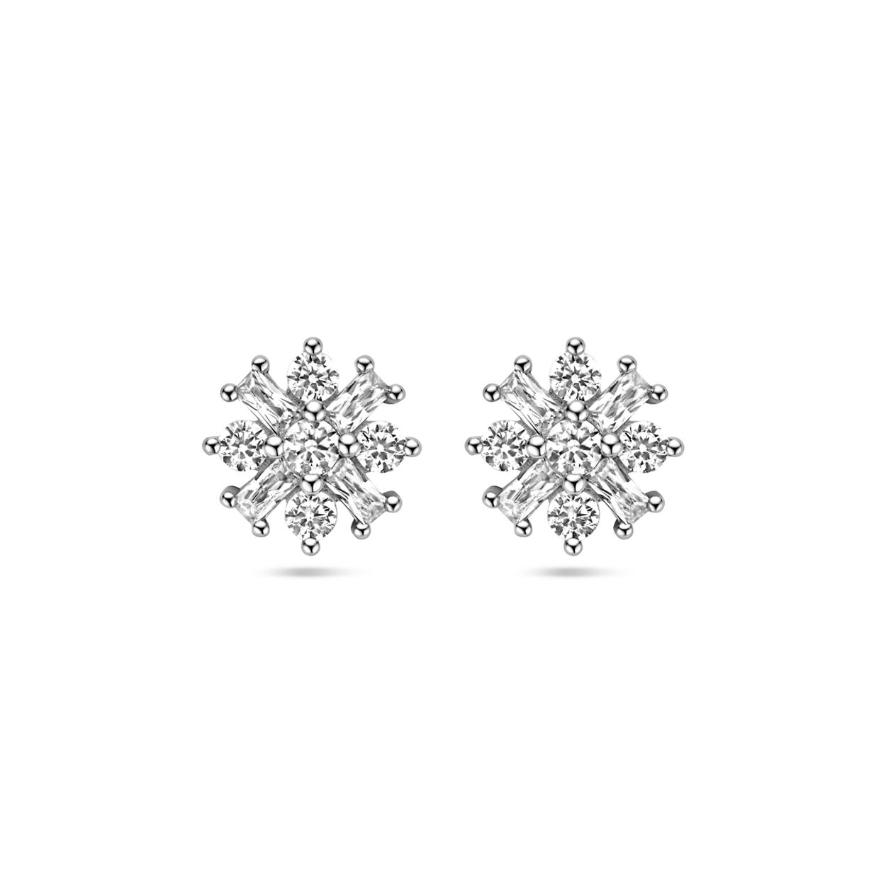 Gerhodineerd 925 zilveren oorknoppen uitgevoerd met zirkonia. De oorknoppen hebben een afmeting van 8.5x8.5mm.