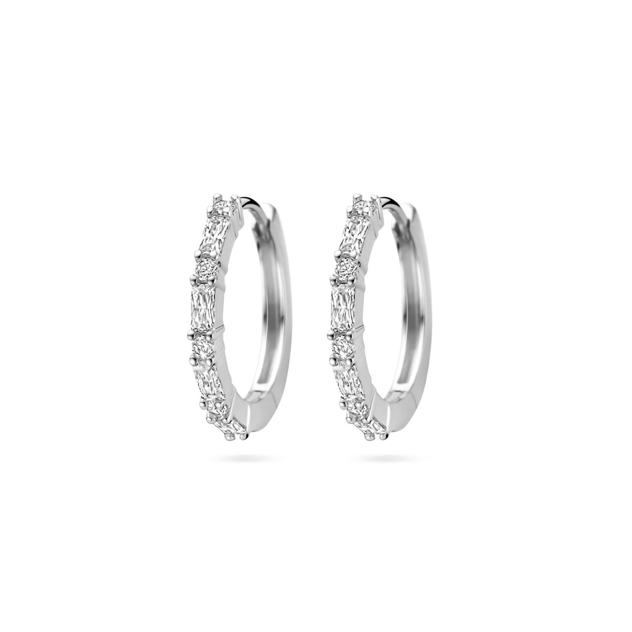Gerhodineerd 925 zilveren klapoorringen uitgevoerd met zirkonia. De klapoorringen hebben een afmeting van 17x1.8mm.