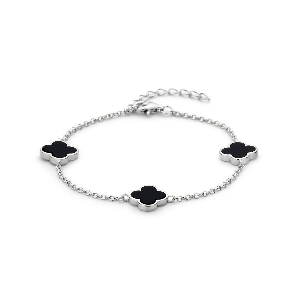 Gerhodineerd 925 zilveren armband uitgevoerd met bloemen en onyx. De armband heeft een draaglengte van 16cm met 3cm extensie en schakelbreedte van 1.5mm. Uitgevoerd met karabijnsluiting.