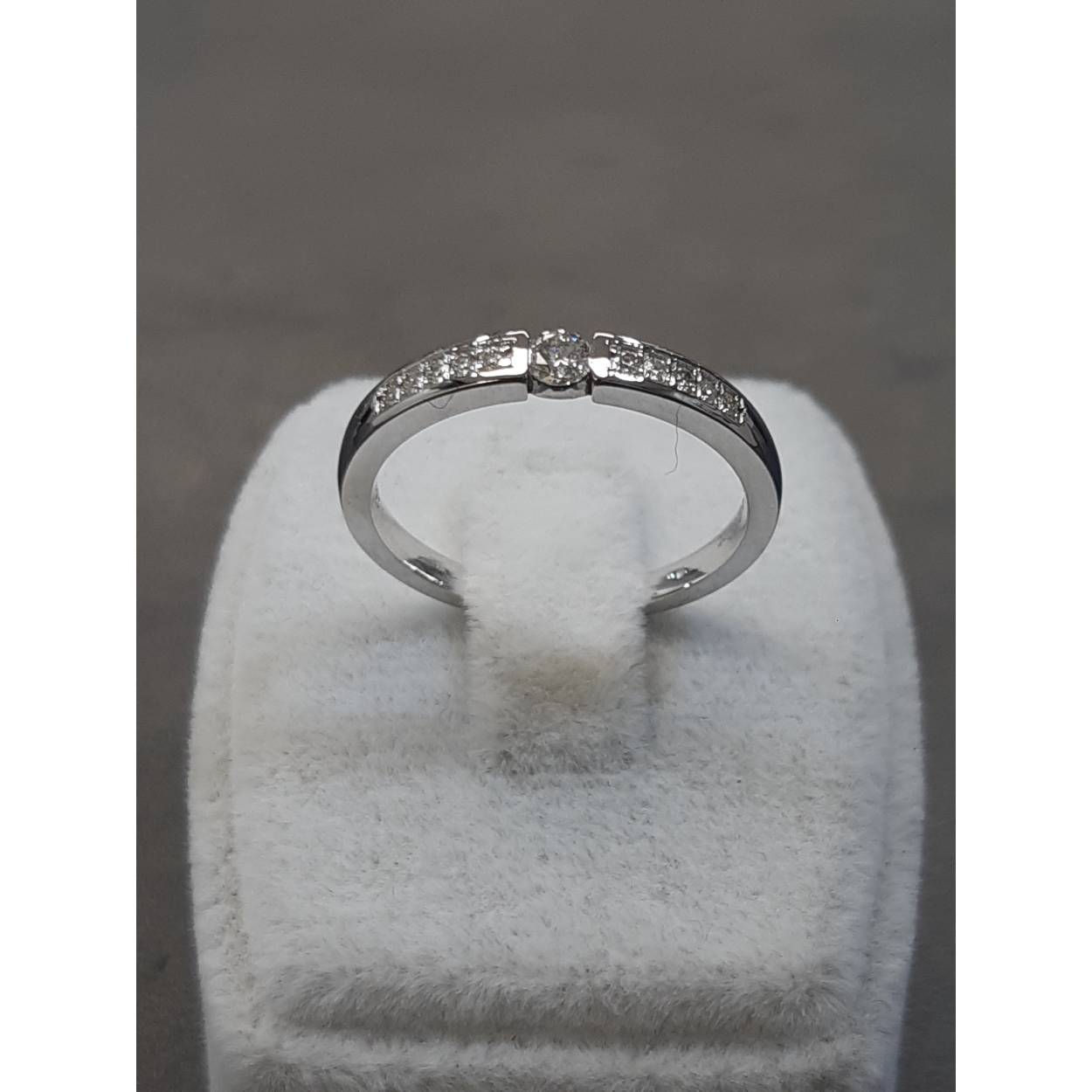De Diamanten Verlovingsring, modelnummer BREA-0002760, is een prachtige ring van 14-karaats witgoud met een glanzende afwerking. De ring is bezet met 11 diamanten van 0,19 karaat met een zuiverheid van SI1 en een kleur F (Fijn wit+). Deze verfijnde ring, maat 54, schittert op elk moment. Perfect voor dagelijks gebruik of speciale gelegenheden.
